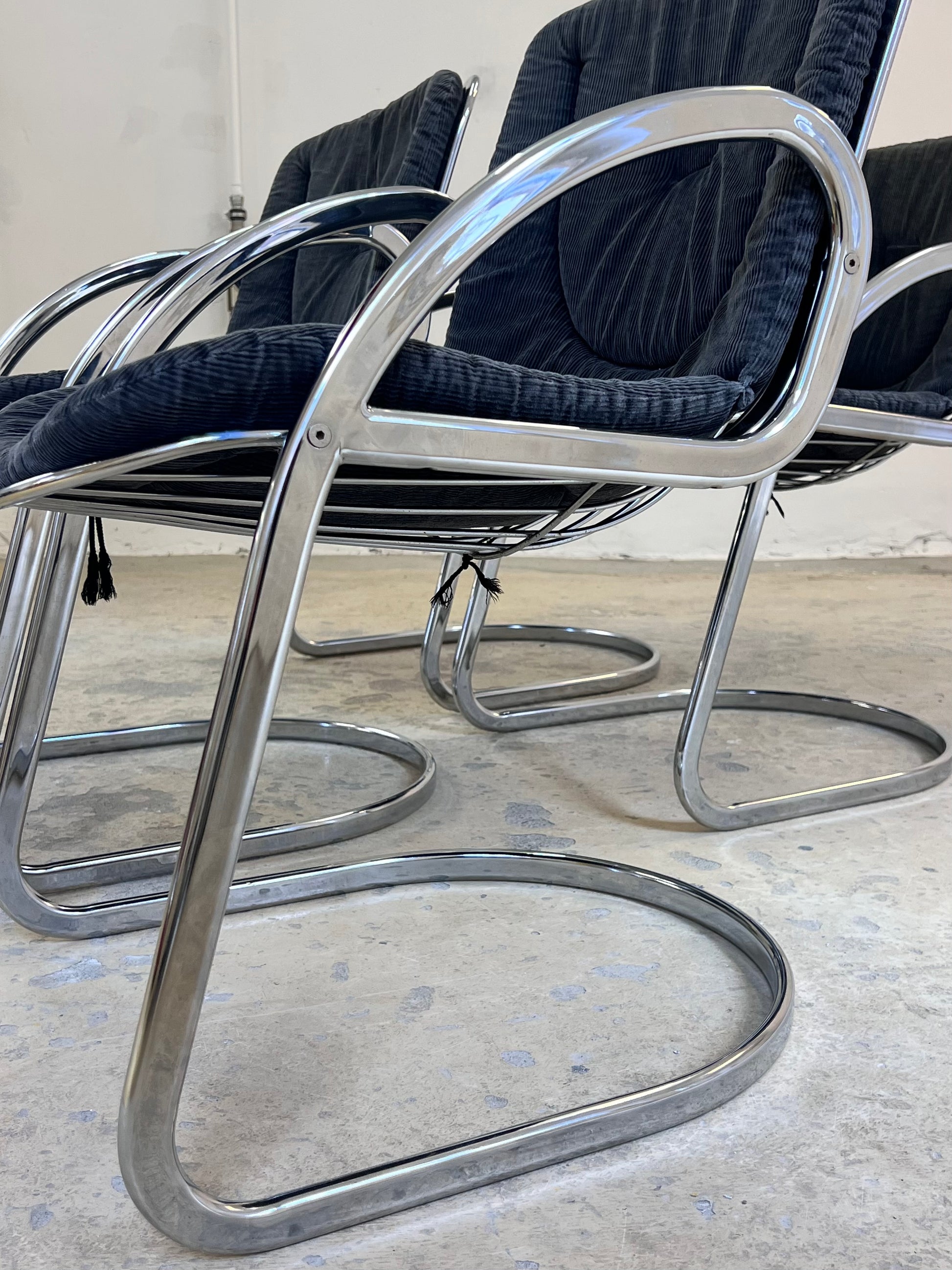Freischwinger grau Cord Chrom von Gastone Rinaldi