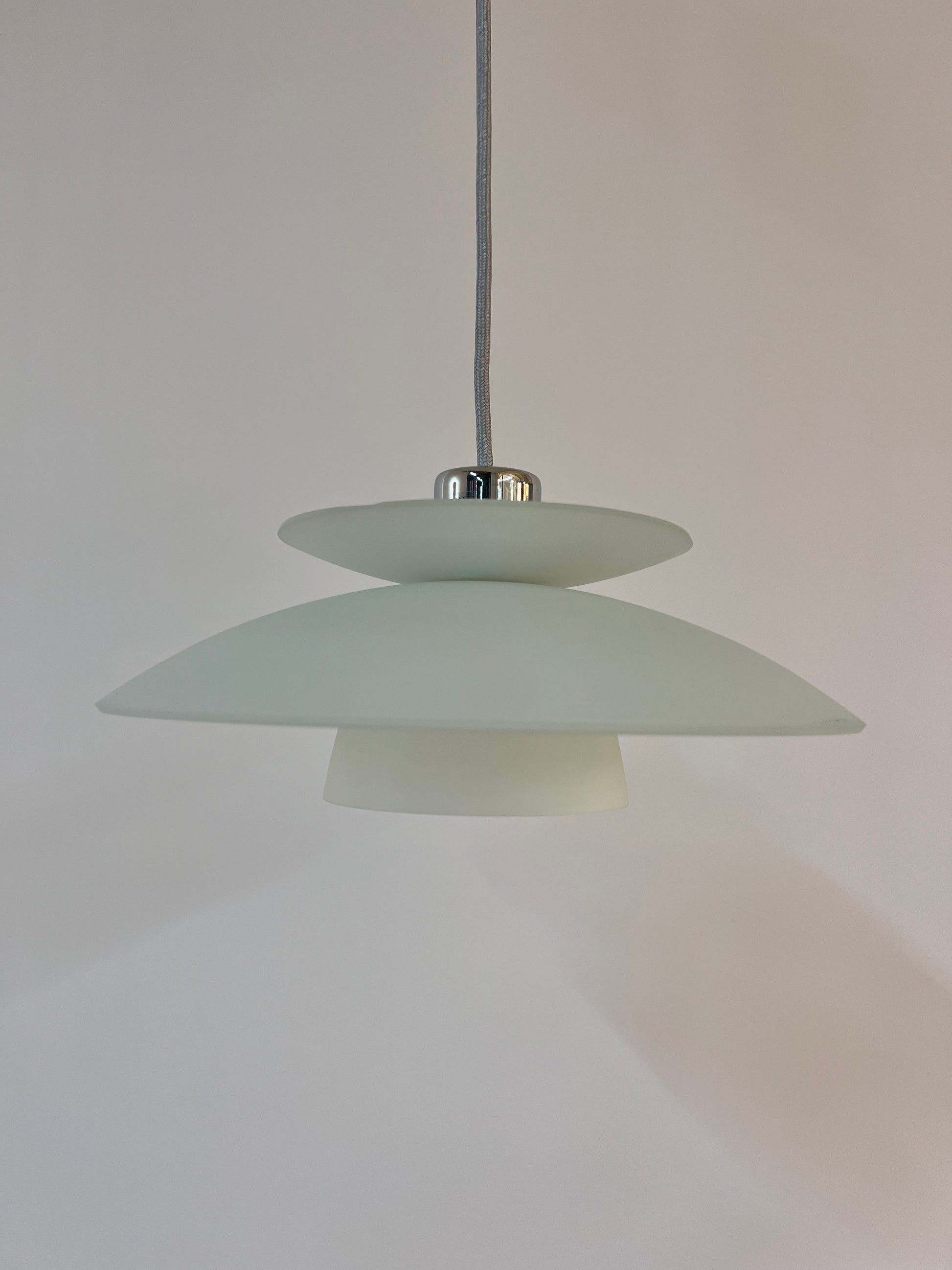 Lamellenlampe Milchglas Chrom aus Dänemark