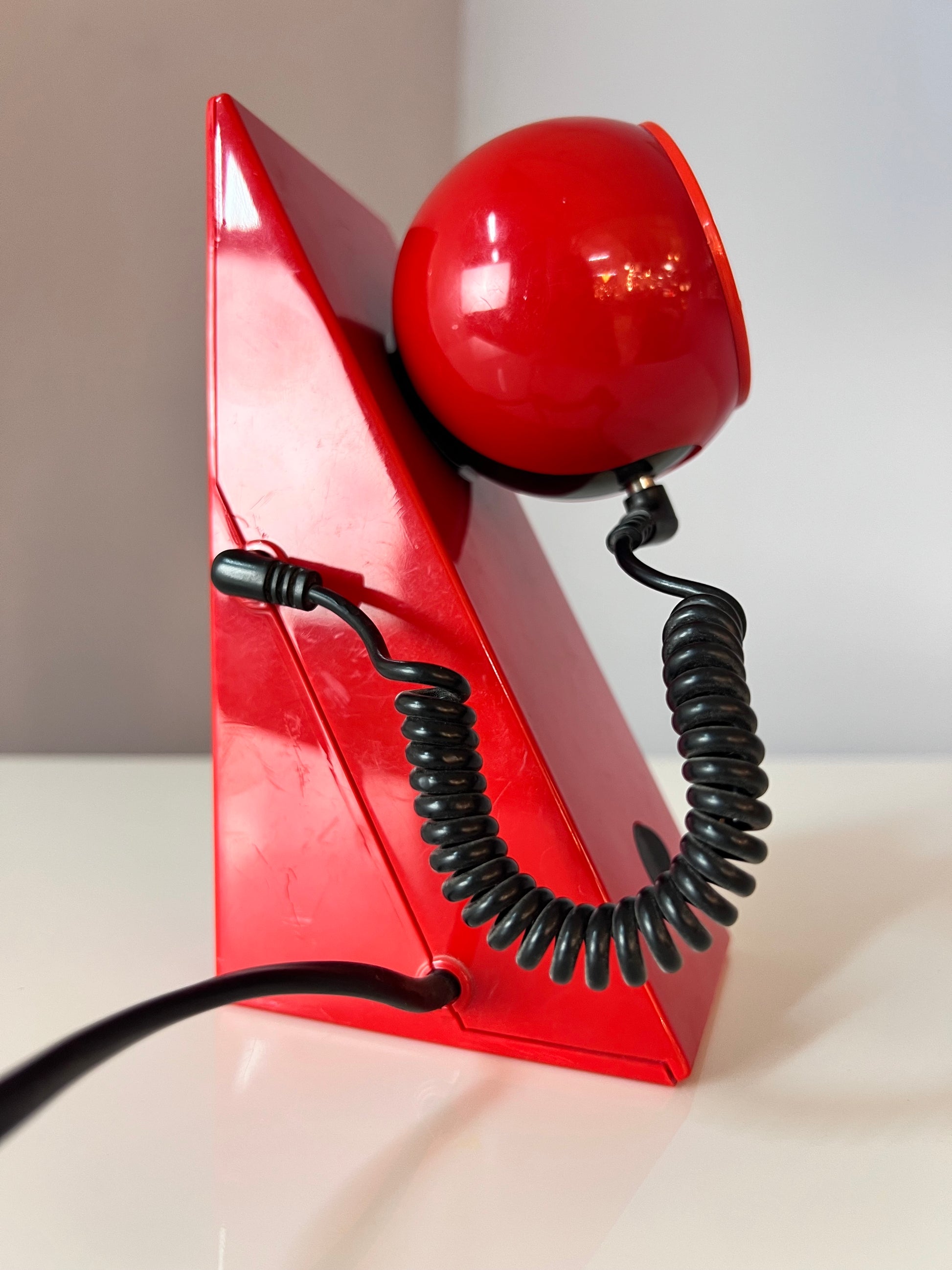 Tischlampe rot mit magnetischem Kugelkopf von Brilliant Leuchten