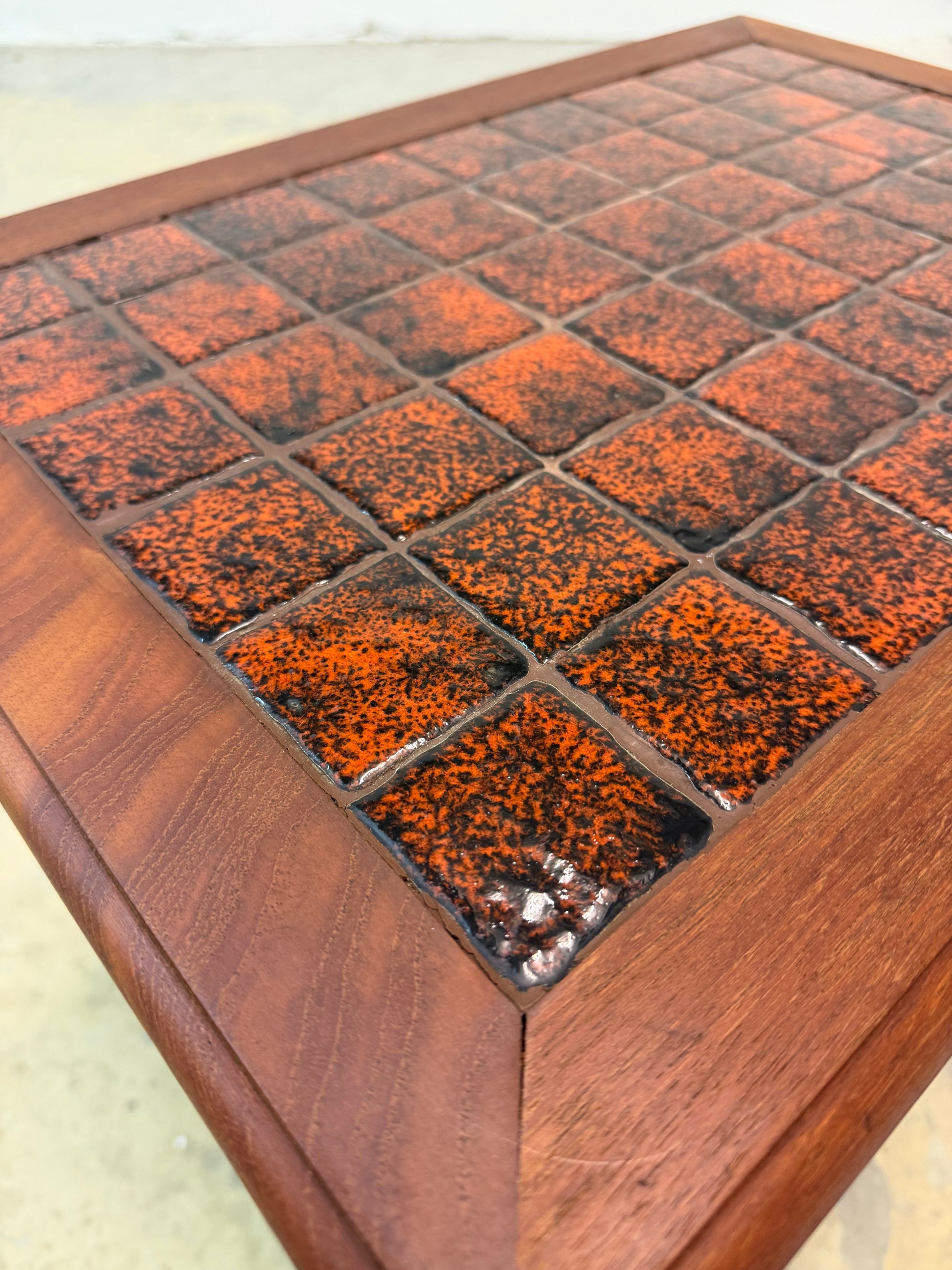 Beistelltisch Teak mit orange gescheckten Fliesen