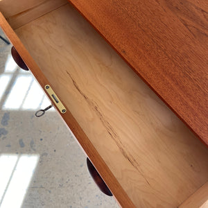 Kommode Teak mit Details in Eiche & Muschelgriffen aus Dänemark