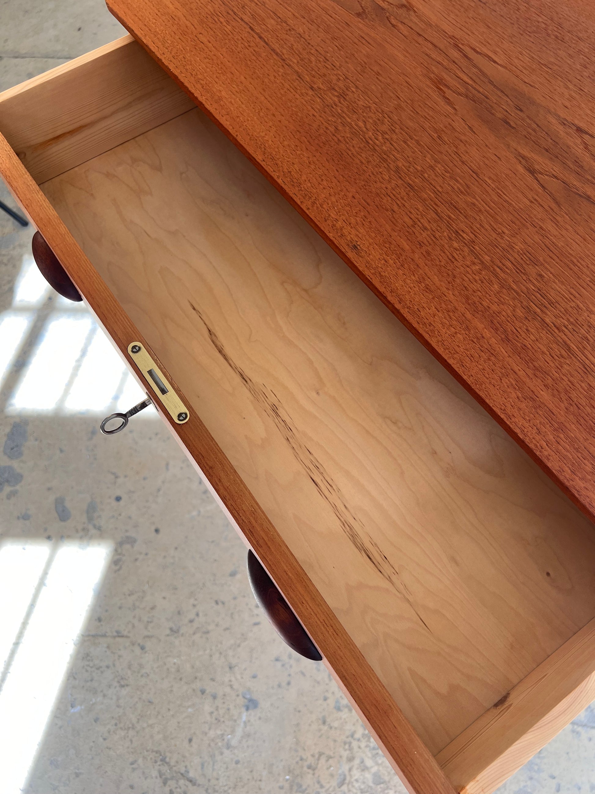 Kommode Teak mit Details in Eiche & Muschelgriffen aus Dänemark