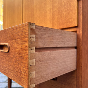 Schrank Eiche mit Türen und Schubladen aus Dänemark