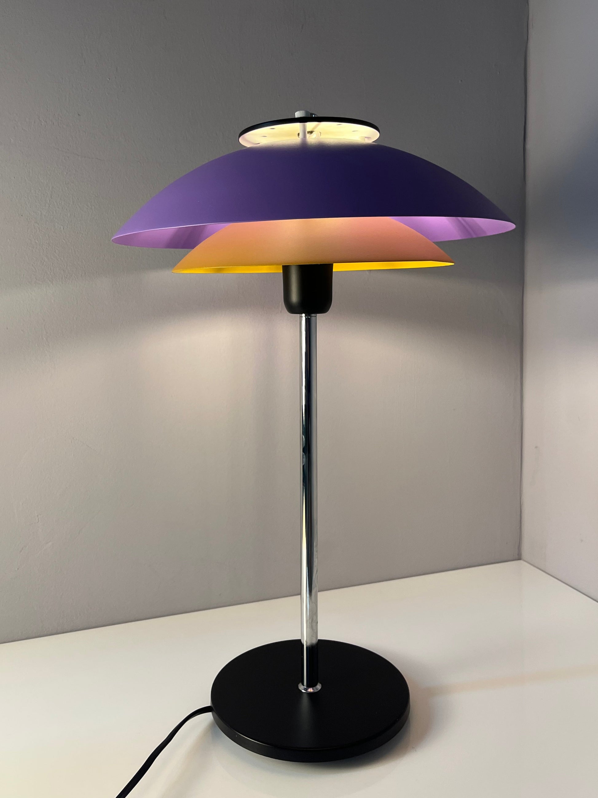 Tischlampe neu lackiert lila ocker aus Dänemark