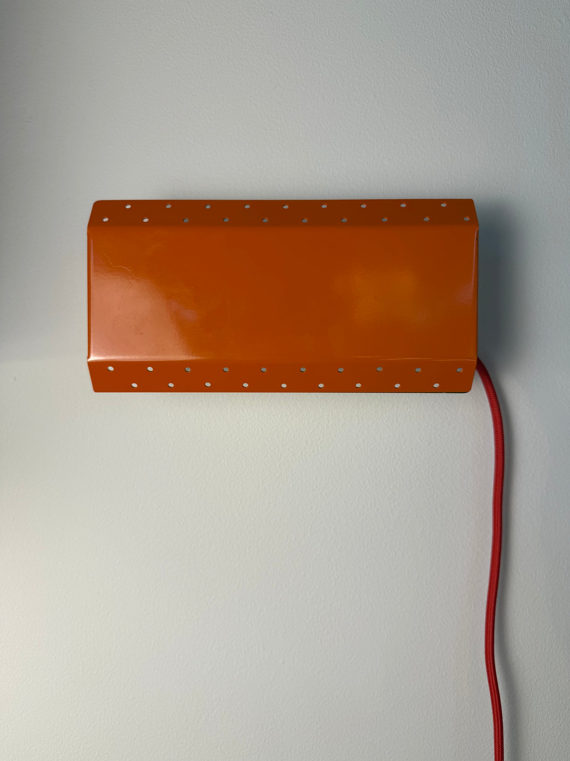 Wandlampe E.S. Horn orange mit beweglichen Visier