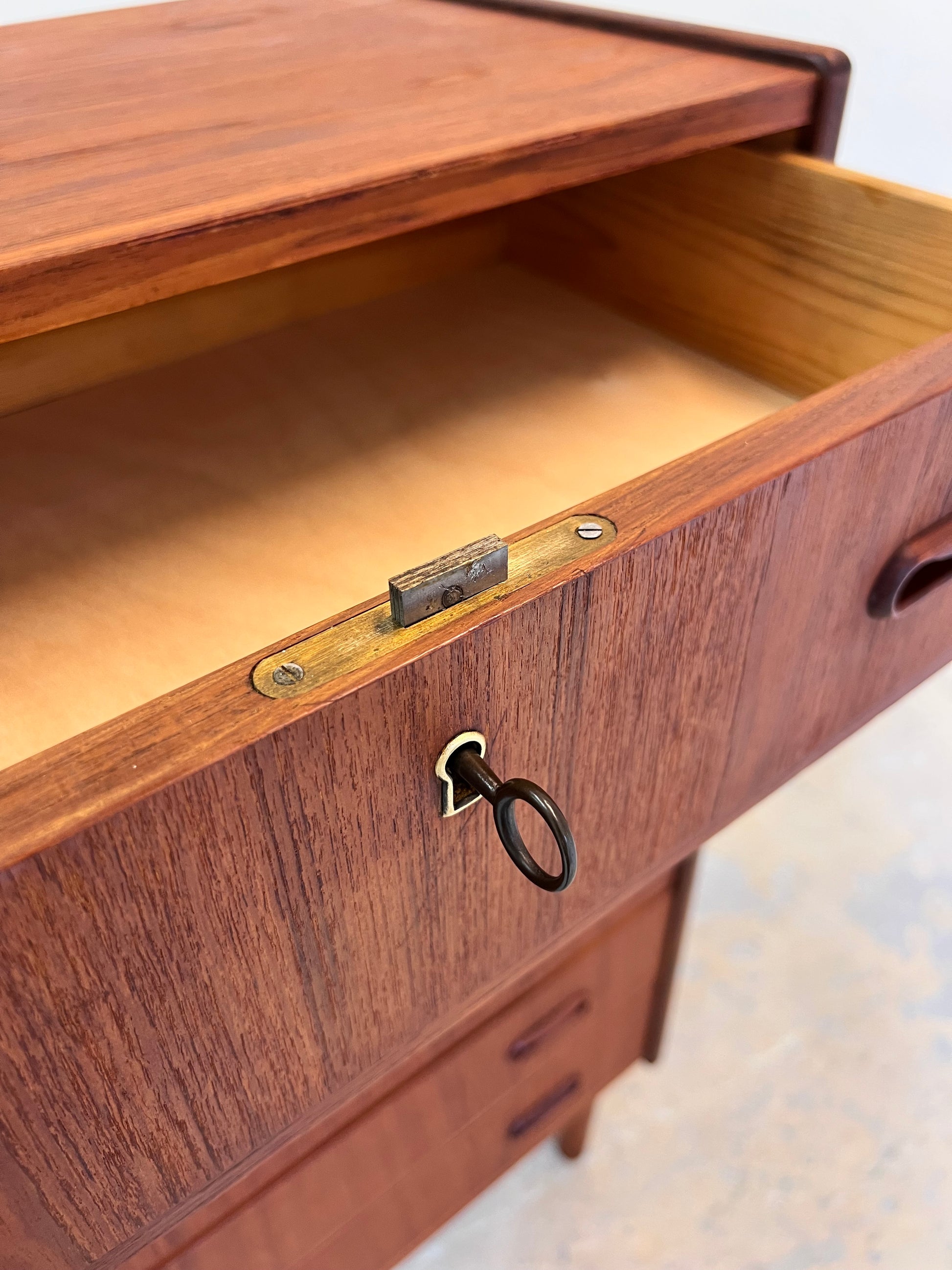 Kommode Teak mit Schloss aus Dänemark