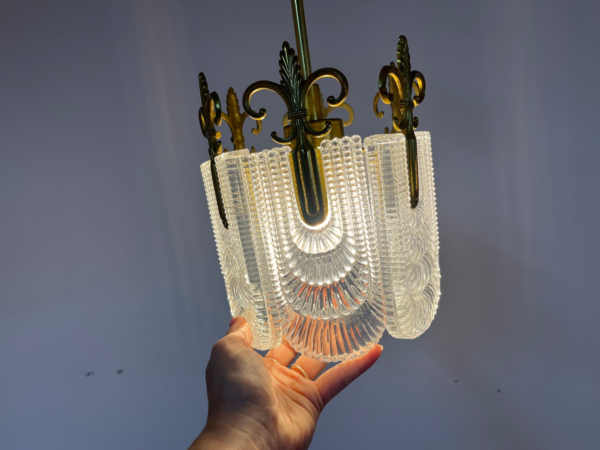 Kleiner Lilien Kronleuchter Glas Messing aus Deutschland