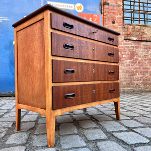 Kommode Teak mit vier abschließbaren Schubläden aus Dänemark