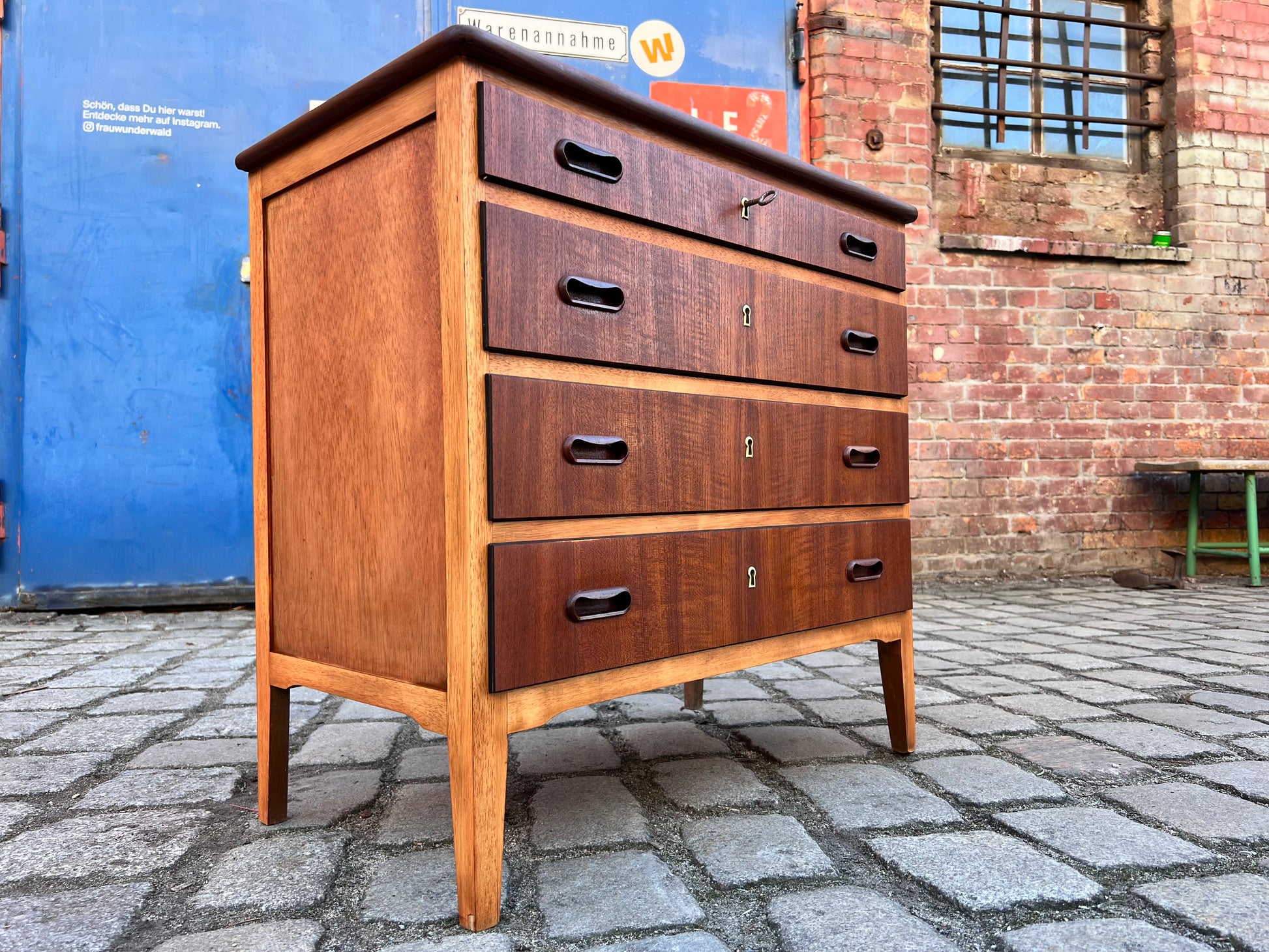 Kommode Teak mit vier abschließbaren Schubläden aus Dänemark