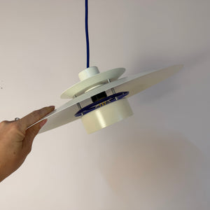 Lammellenlampe weiß mit blauem Akzent aus Dänemark