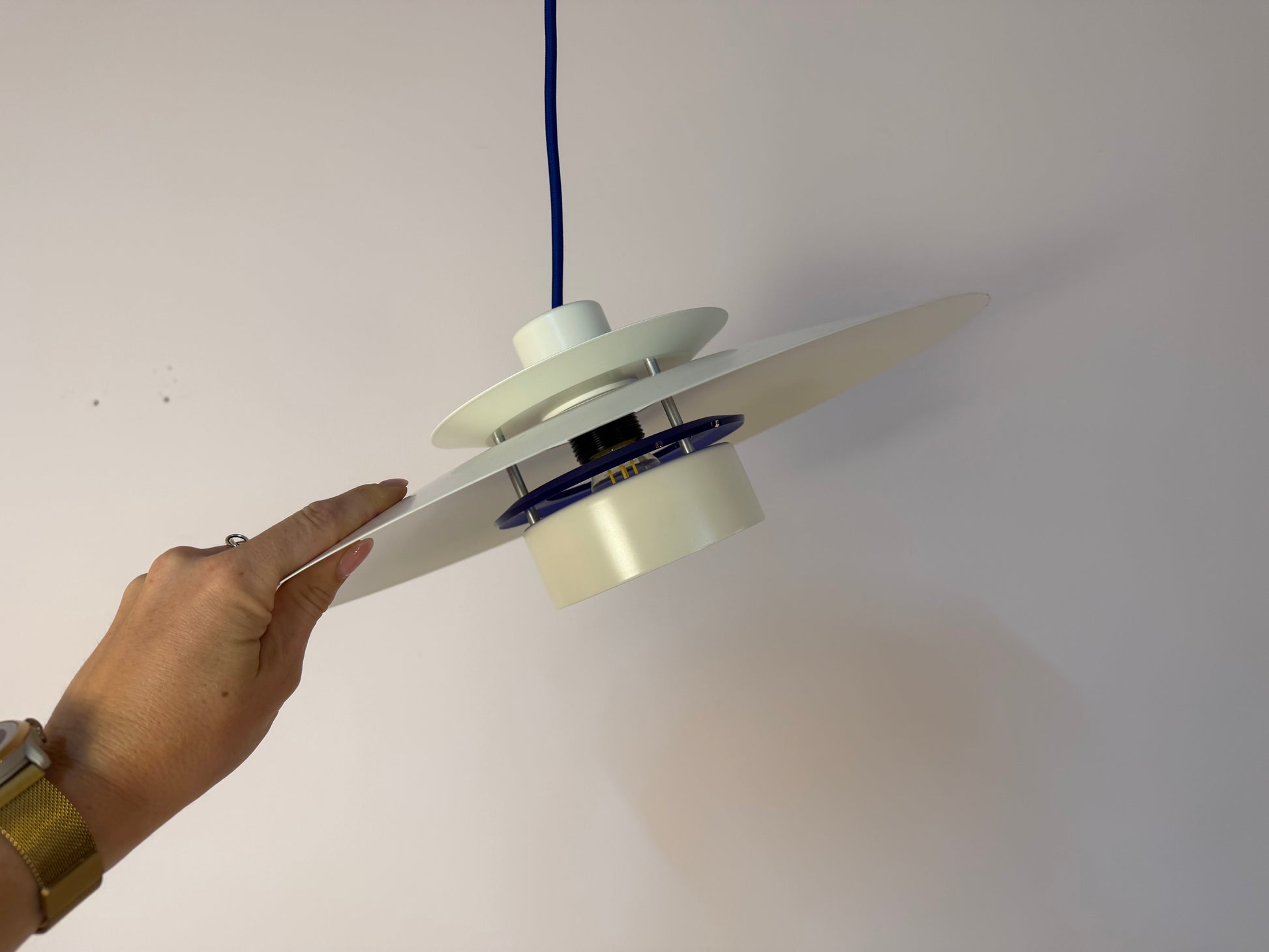 Lammellenlampe weiß mit blauem Akzent aus Dänemark