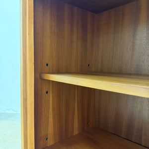 Bücherregal Nussbaum mit neuen Chromfüßen von WK Möbel