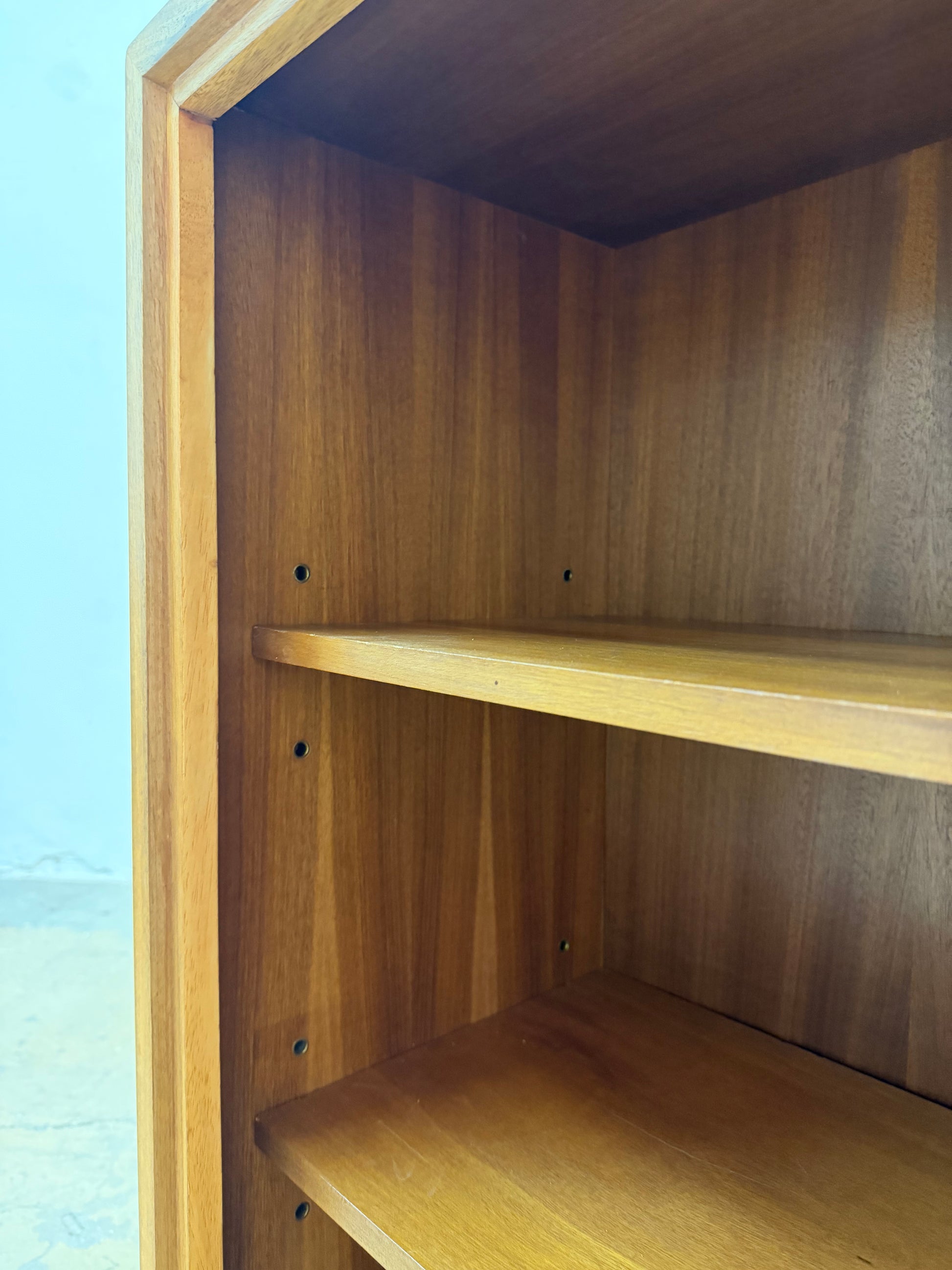 Bücherregal Nussbaum mit neuen Chromfüßen von WK Möbel