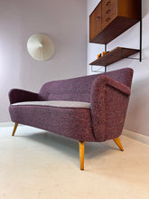 Lade das Bild in den Galerie-Viewer, Sofa lila 50er Jahre
