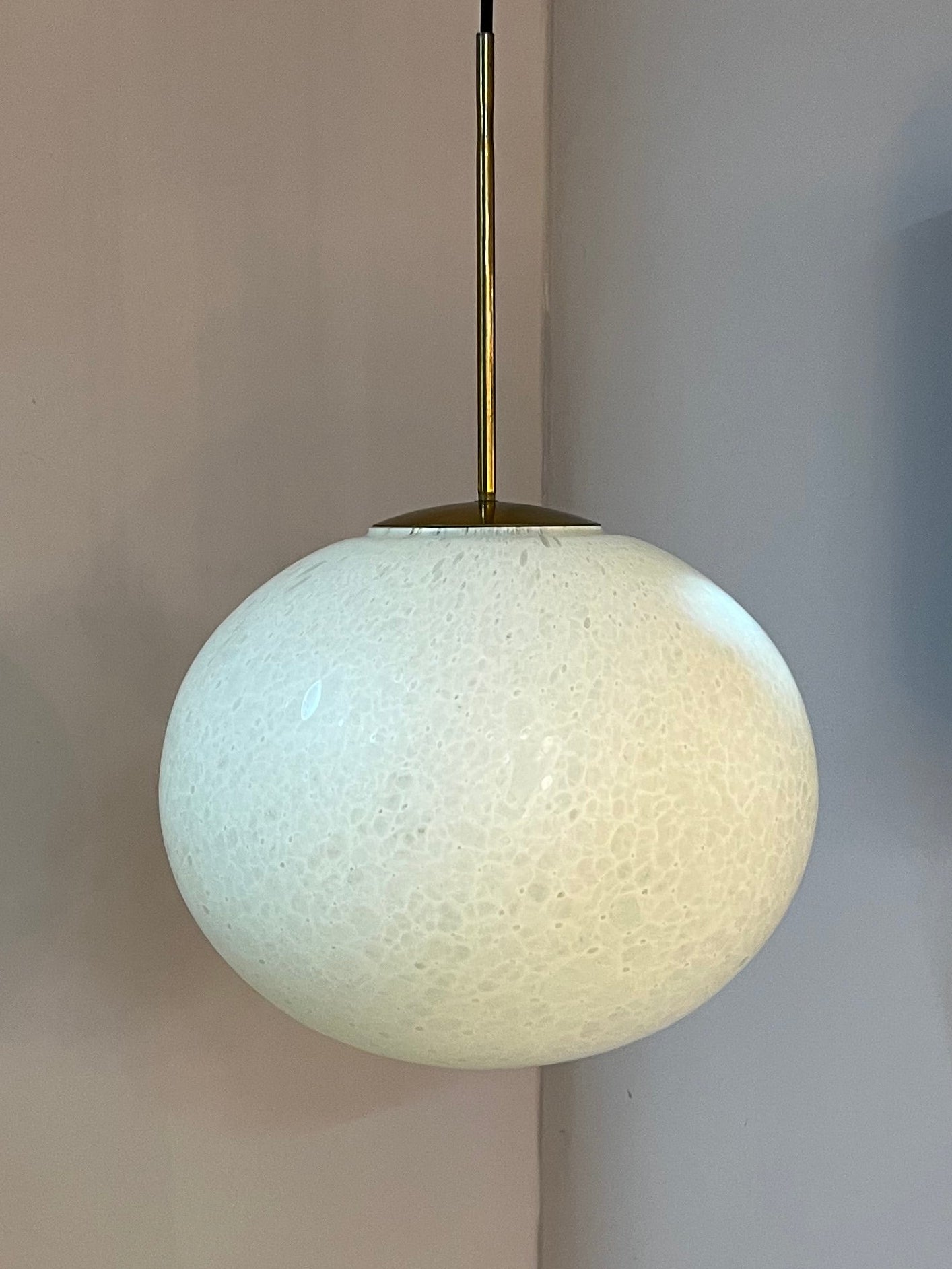 Kugellampe weiß Glas Messing von Peill & Putzler
