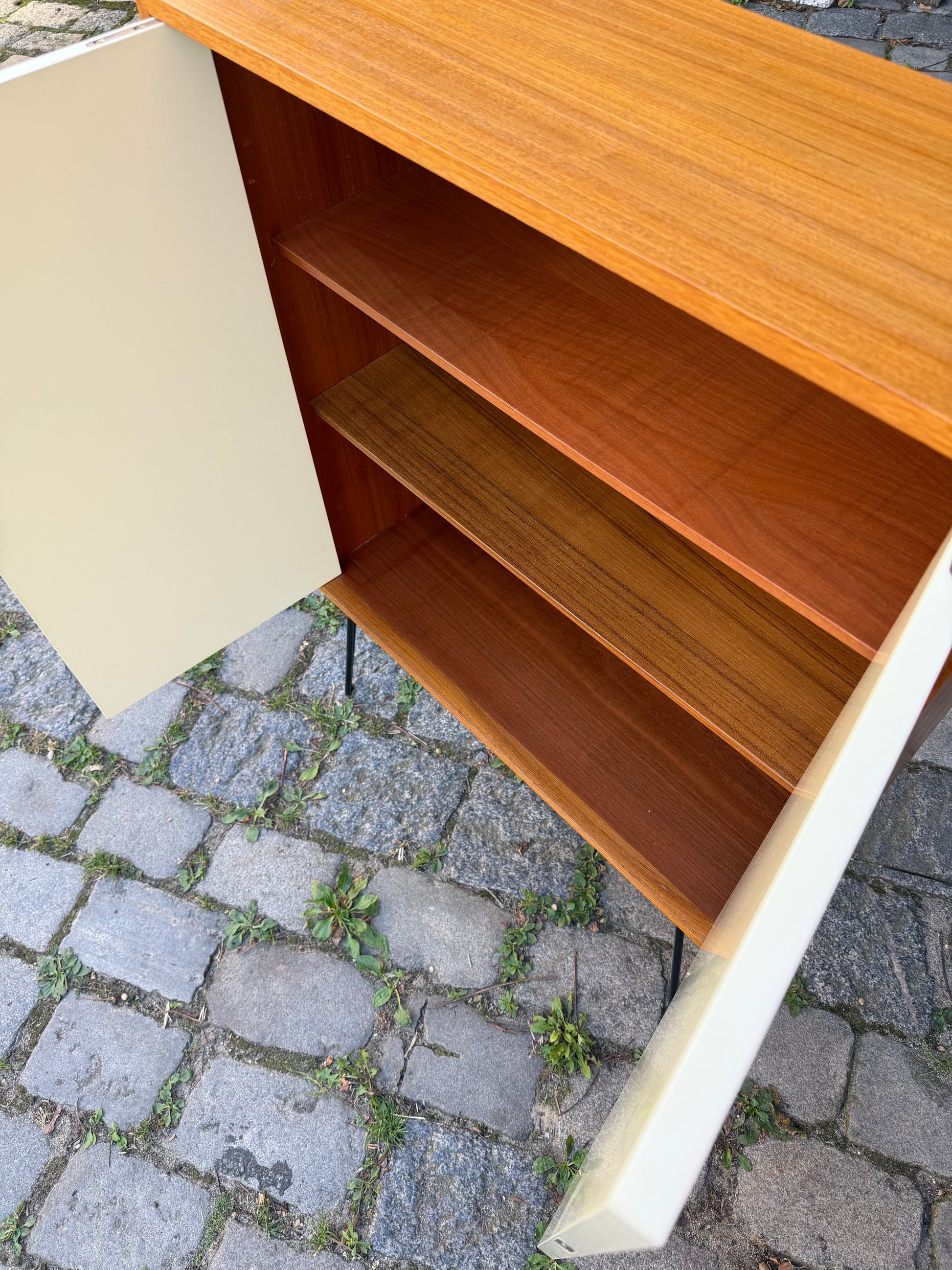 Schrank mit Schloss & neuen Hairpinlegs