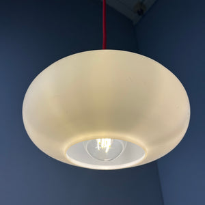 Hängelampe weiß mit rotem Abschluss