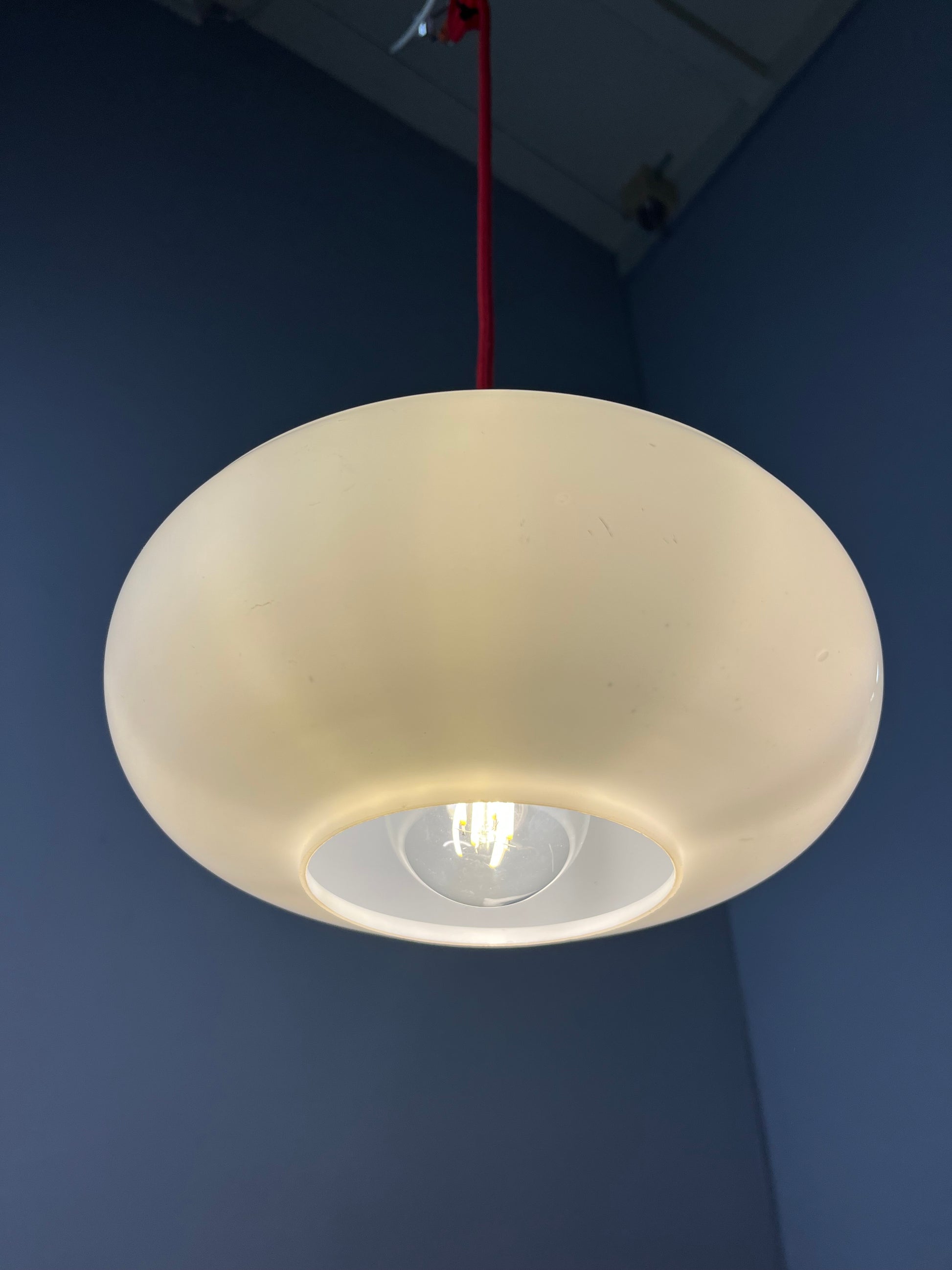 Hängelampe weiß mit rotem Abschluss