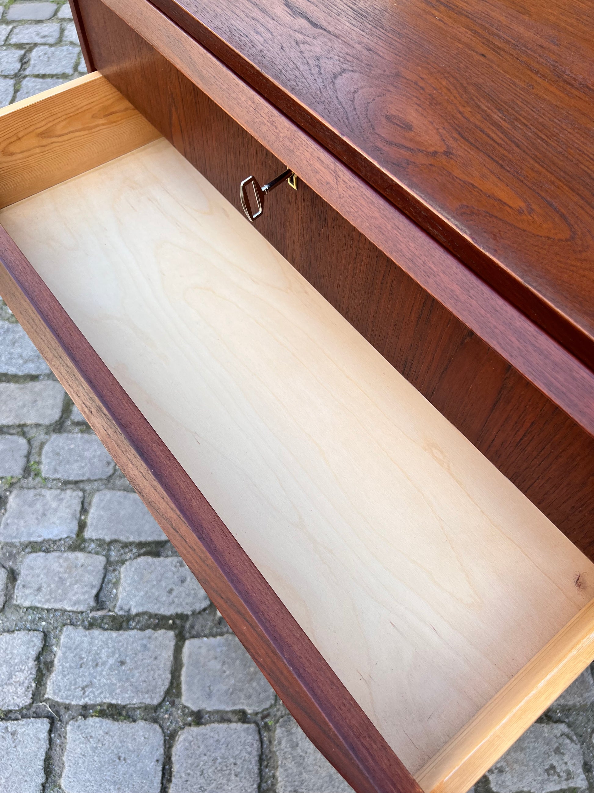 Kommode Teak mit Schloss aus Dänemark