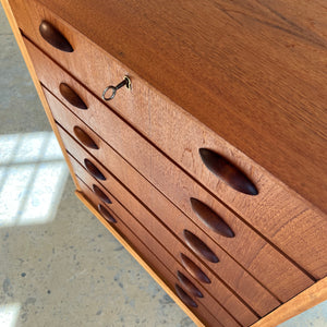 Kommode Teak mit Details in Eiche & Muschelgriffen aus Dänemark