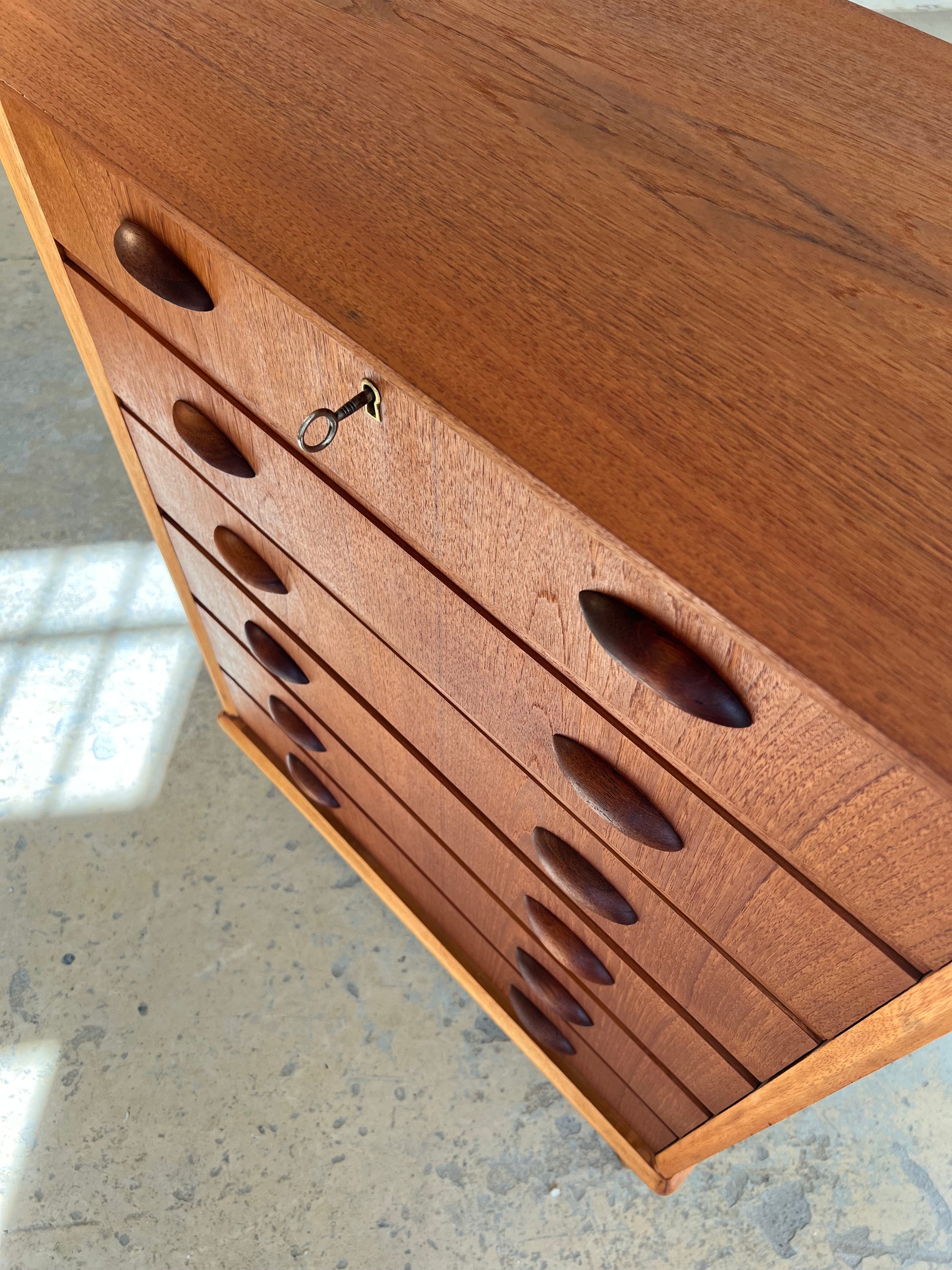 Kommode Teak mit Details in Eiche & Muschelgriffen aus Dänemark