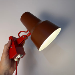 Wandlampe rot neu lackiert von Luxo