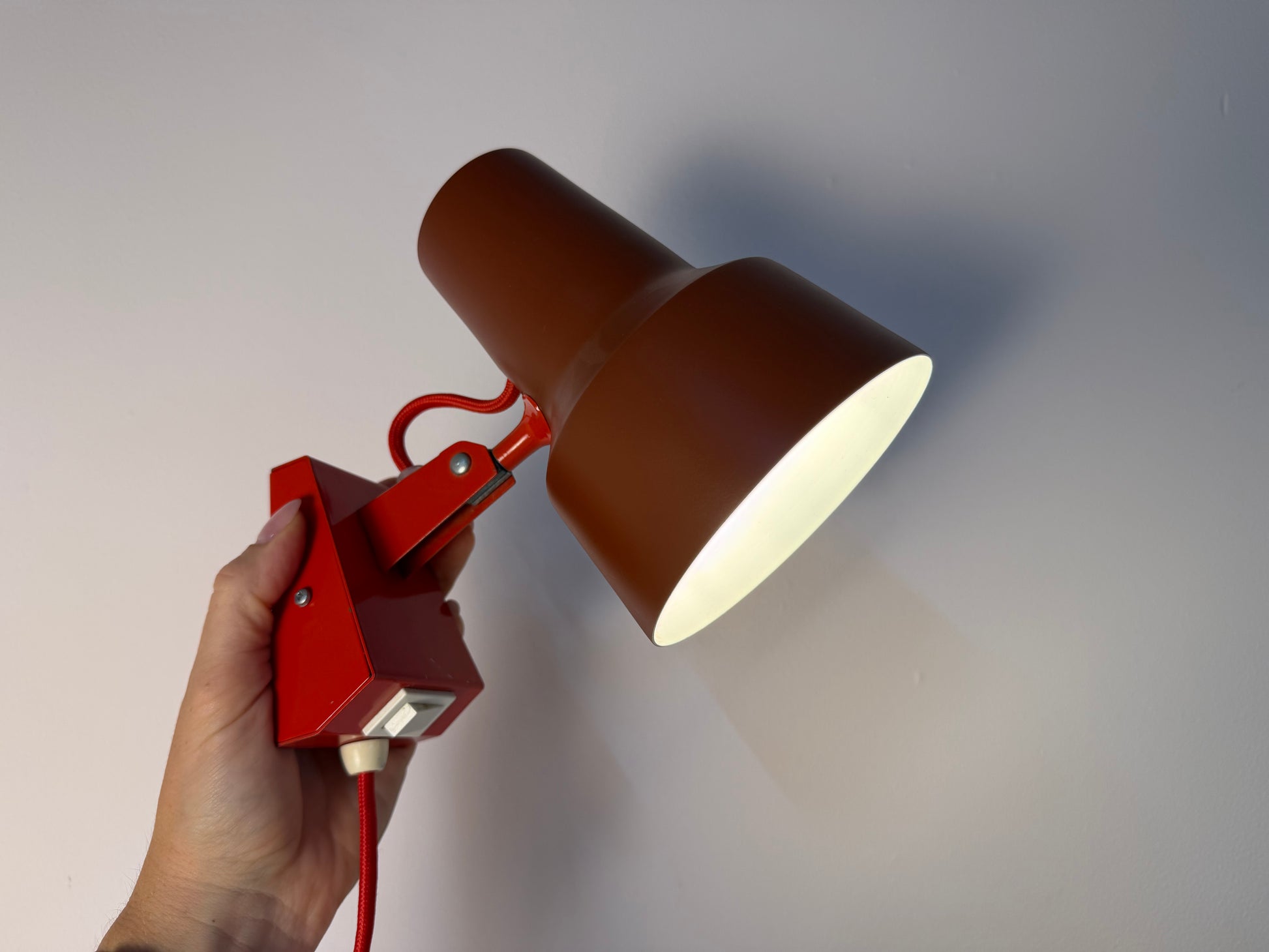 Wandlampe rot neu lackiert von Luxo