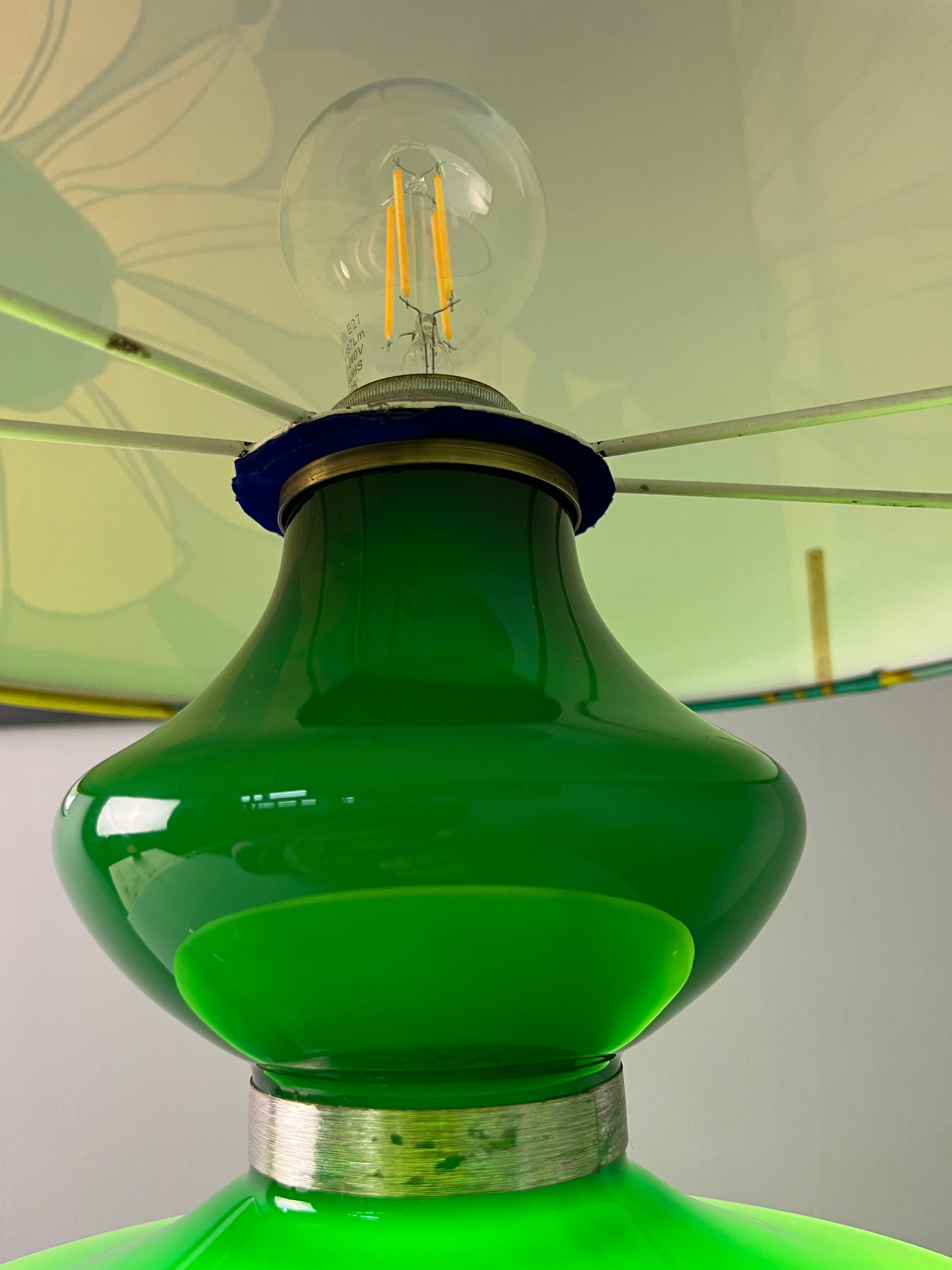 Tischlampe grün mit leuchtendem Glasfuß und floralem Schirm von Doria