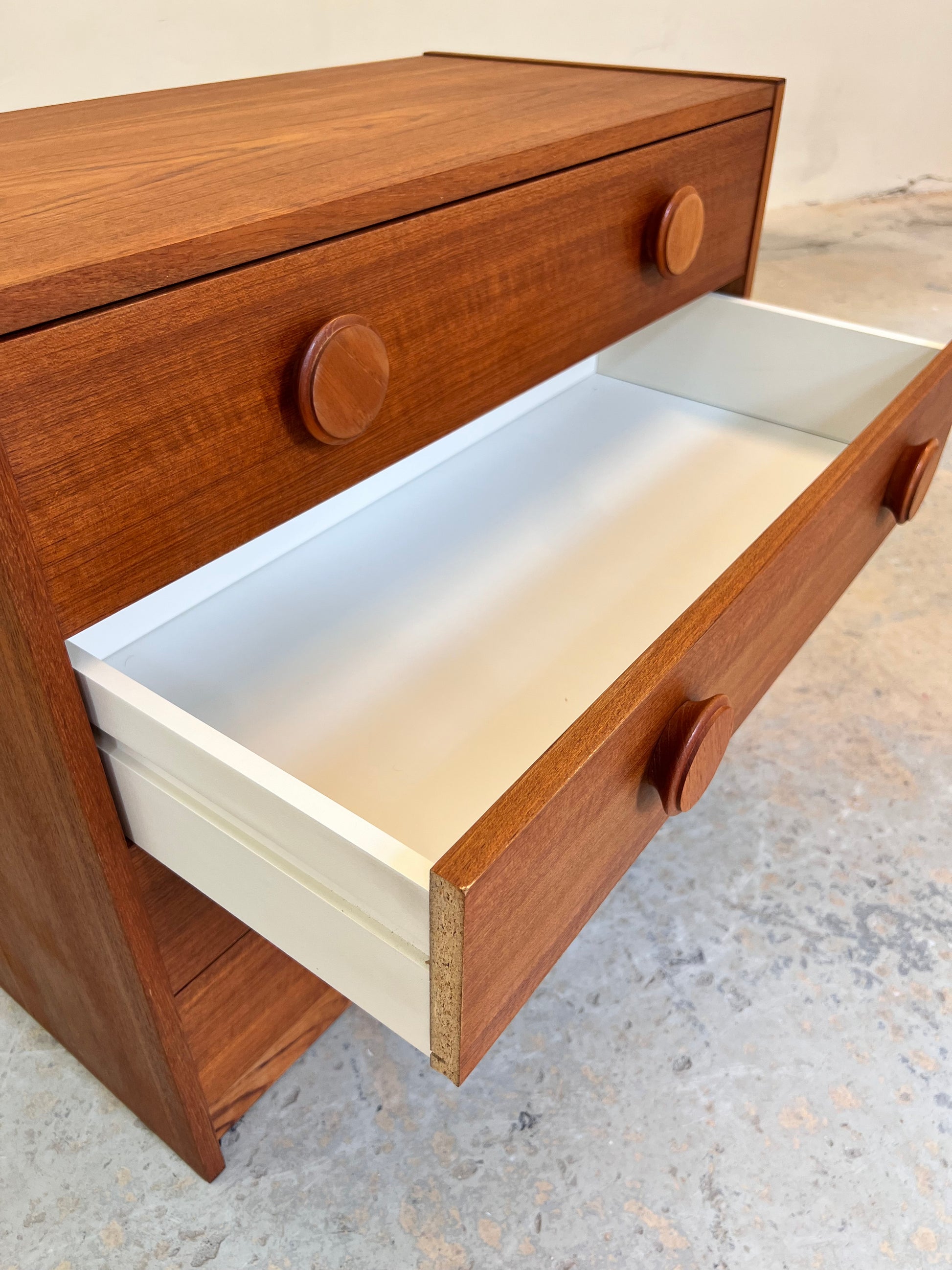 Kommode Teak mit runden Griffen aus Dänemark