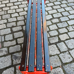 Bank mit Schuhablage orange schwarz aus Tschechien Industrial Design