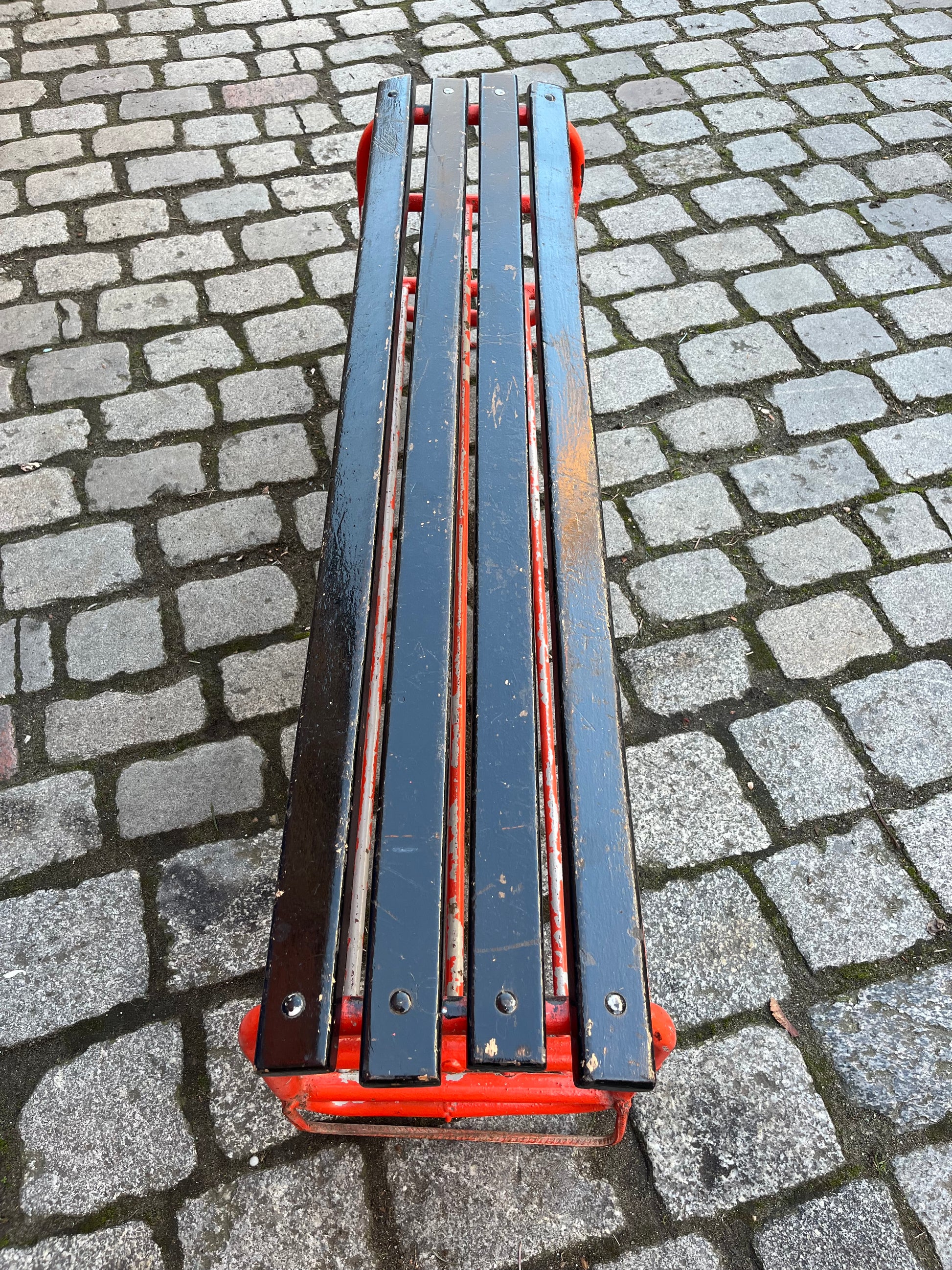 Bank mit Schuhablage orange schwarz aus Tschechien Industrial Design