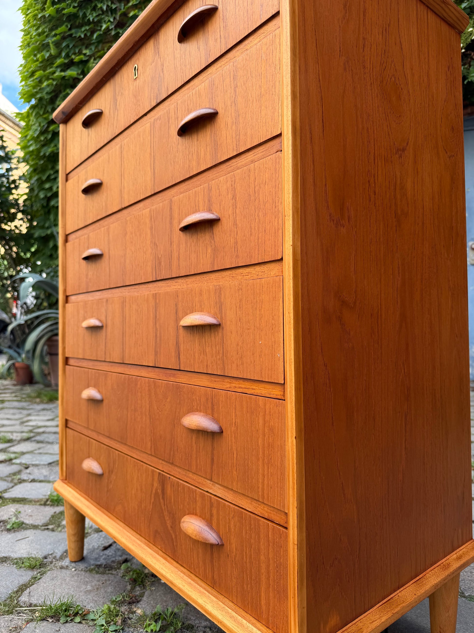 Kommode Teak mit Muschelgriffen aus Dänemark