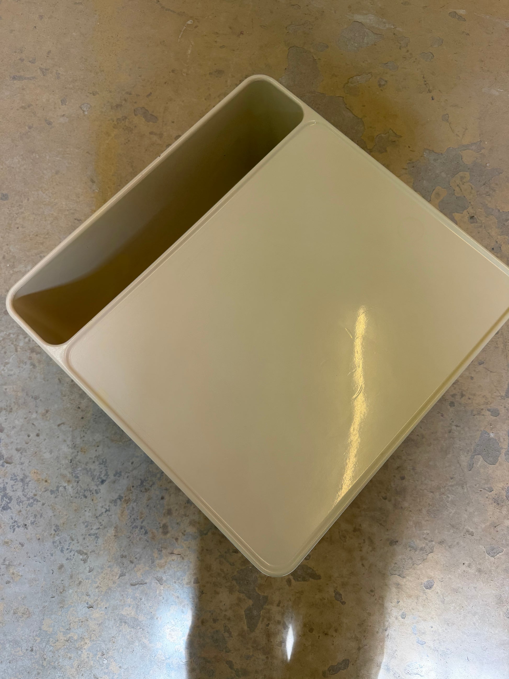 Nachtschrank / Beistelltisch weiß auf Rollen von OPAL Möbel