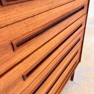 Kommode Teak mit eingelassenen langen Griffen aus Dänemark