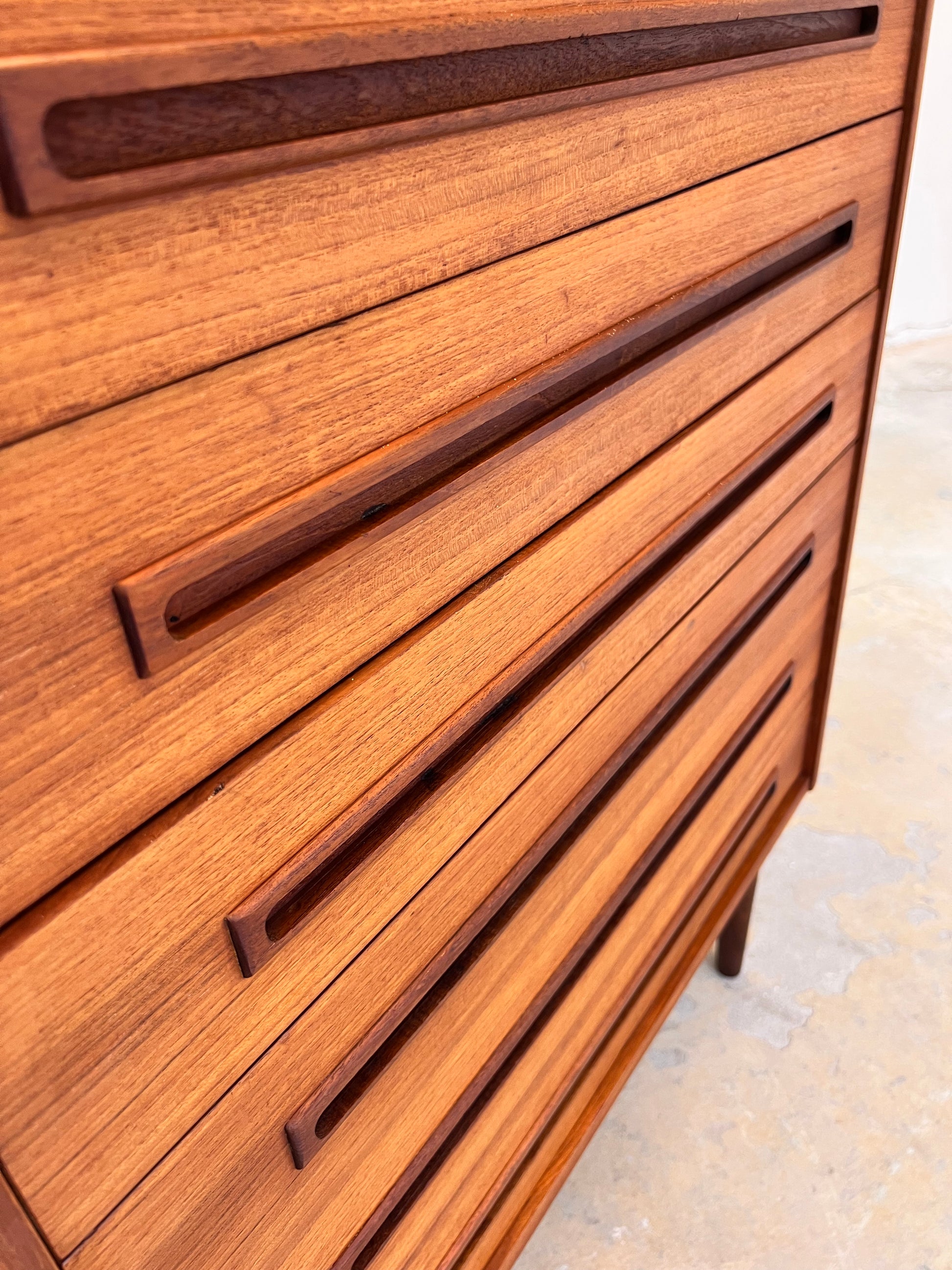 Kommode Teak mit eingelassenen langen Griffen aus Dänemark