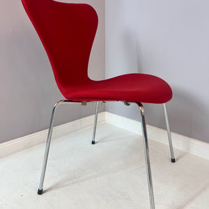 Stuhl Serie 7 rot in Vollpolsterung von Arne Jacobsen für Fritz Hansen