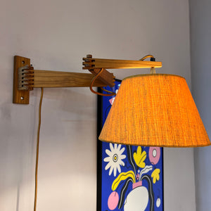Wandlampe mit Gelenkarm Teak und braun orangenem Schirm