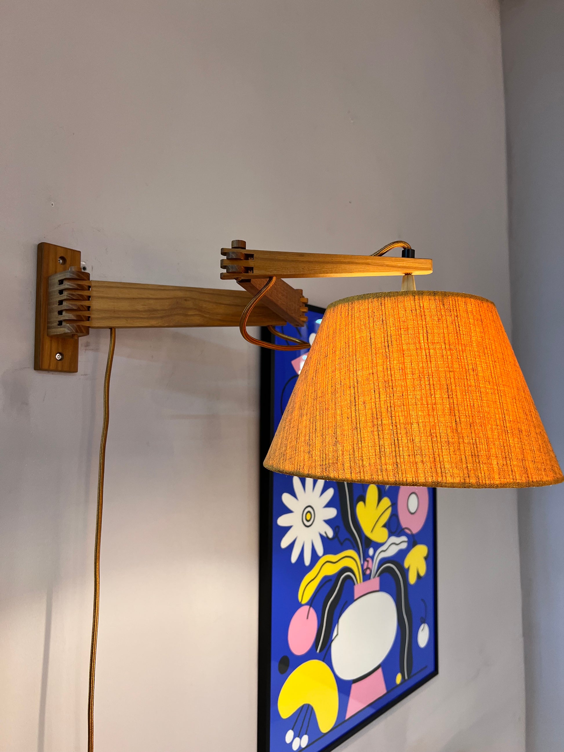 Wandlampe mit Gelenkarm Teak und braun orangenem Schirm