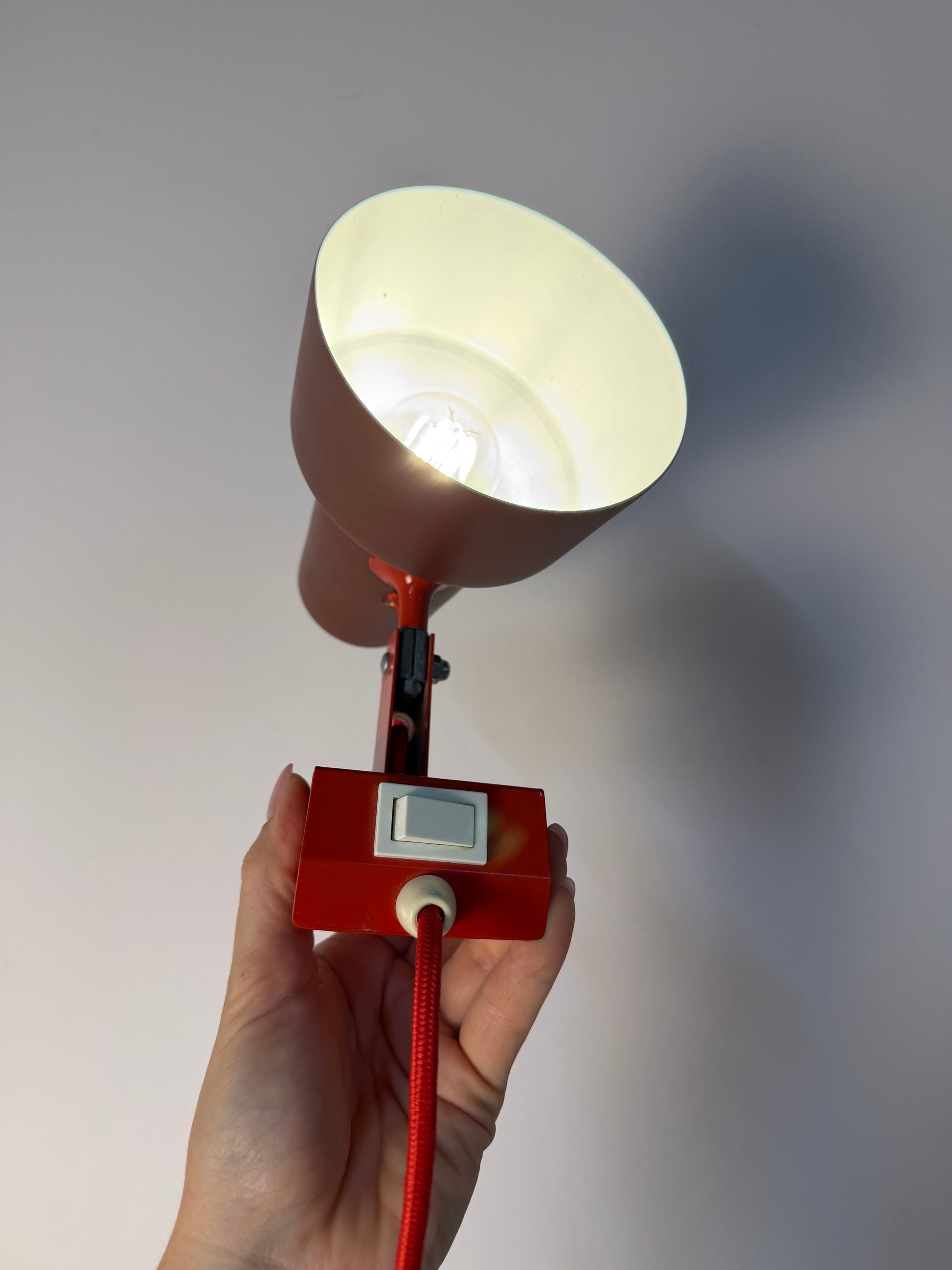 Wandlampe rot neu lackiert von Luxo