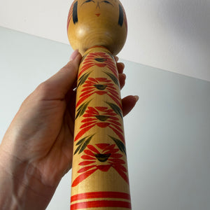Japanische Kokeshi Holzfigur handbemalt