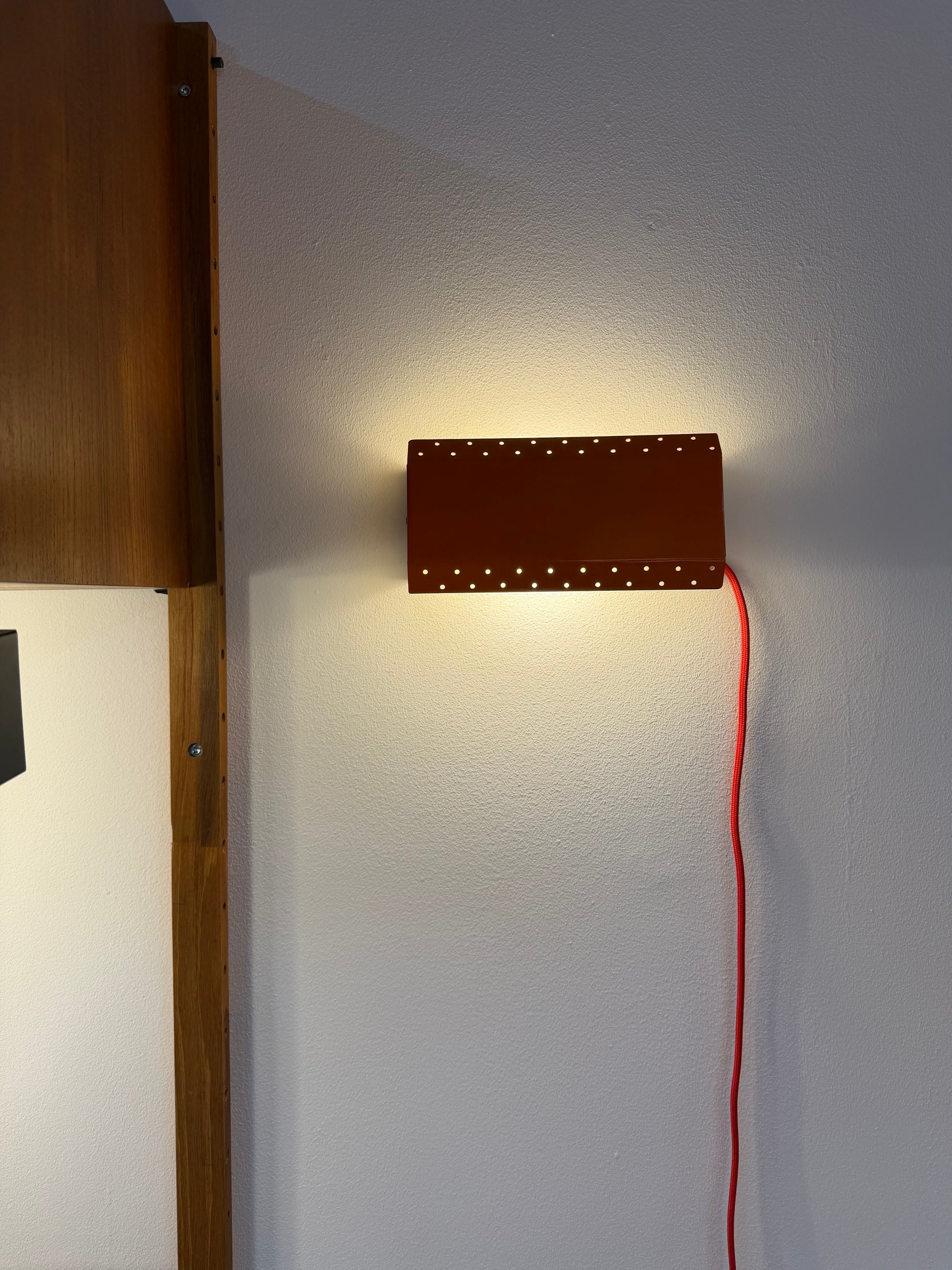 Wandlampe E.S. Horn orange mit beweglichen Visier