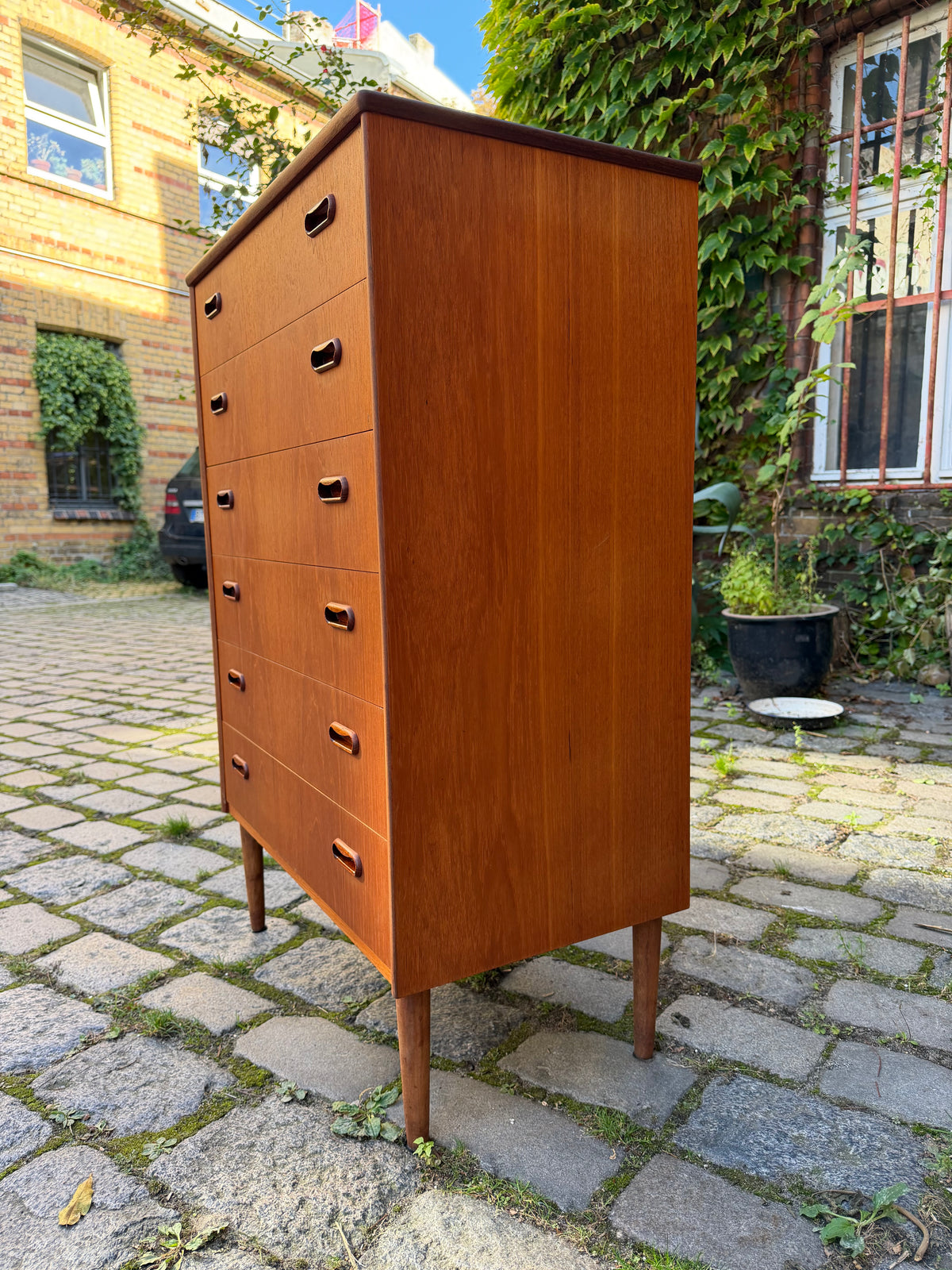 Kommode Teak mit Griffmulden von Kværndrup Møbelfabrik