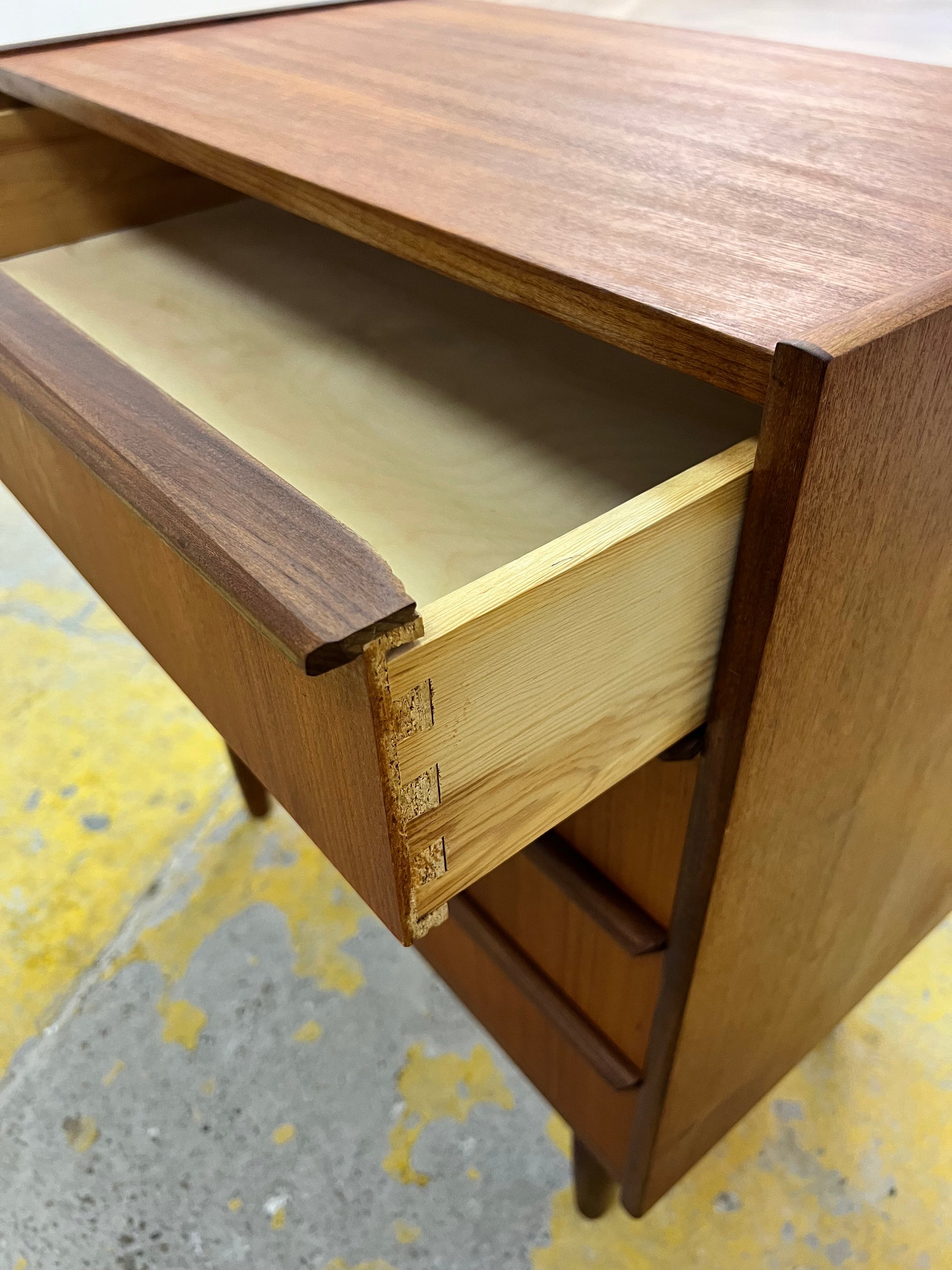 Kommode Nachtschrank Teak mit Schloss aus Dänemark