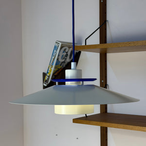 Lamellenlampe weiß mit blauem Akzentring aus Dänemark