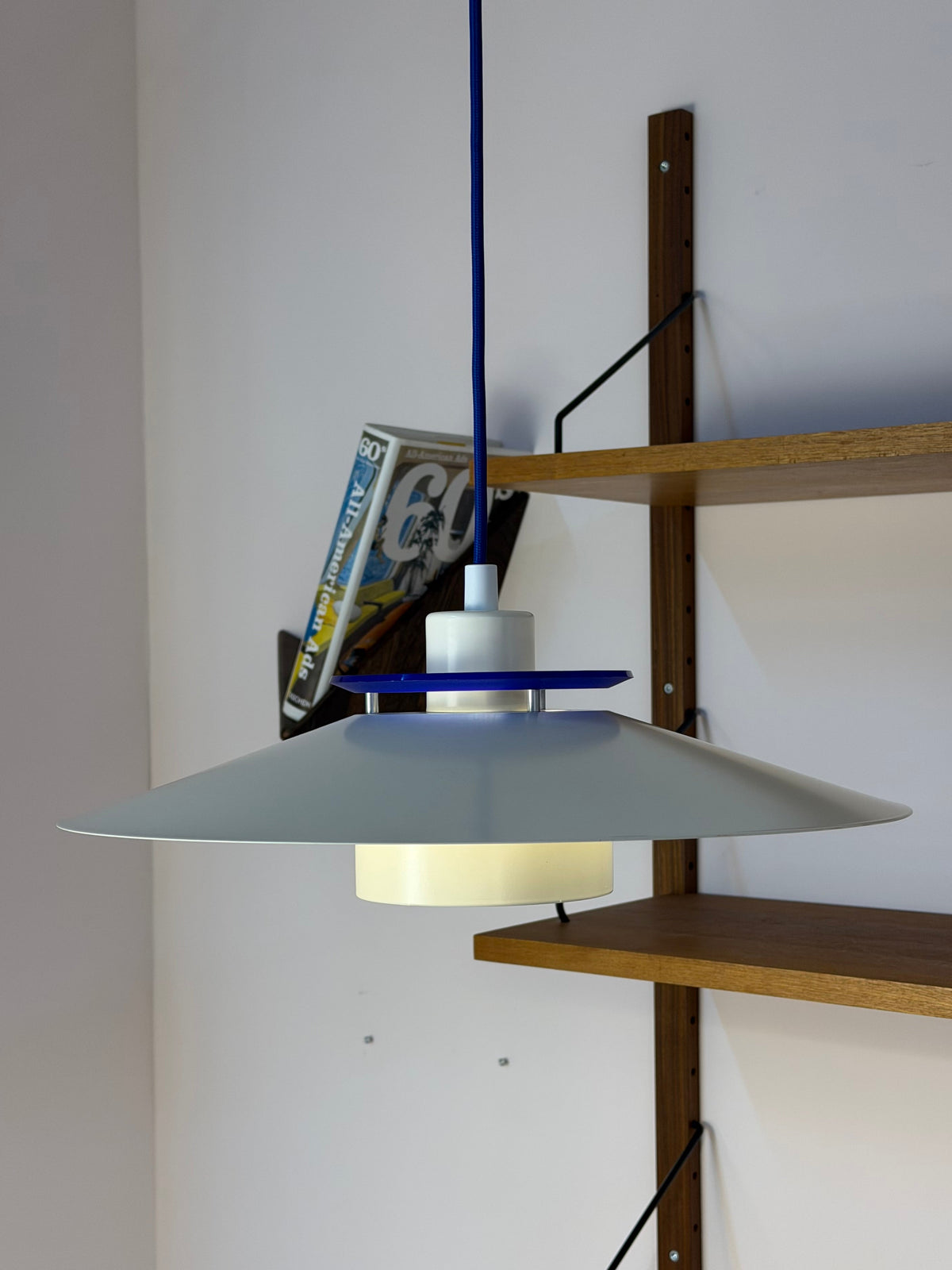Lamellenlampe weiß mit blauem Akzentring aus Dänemark