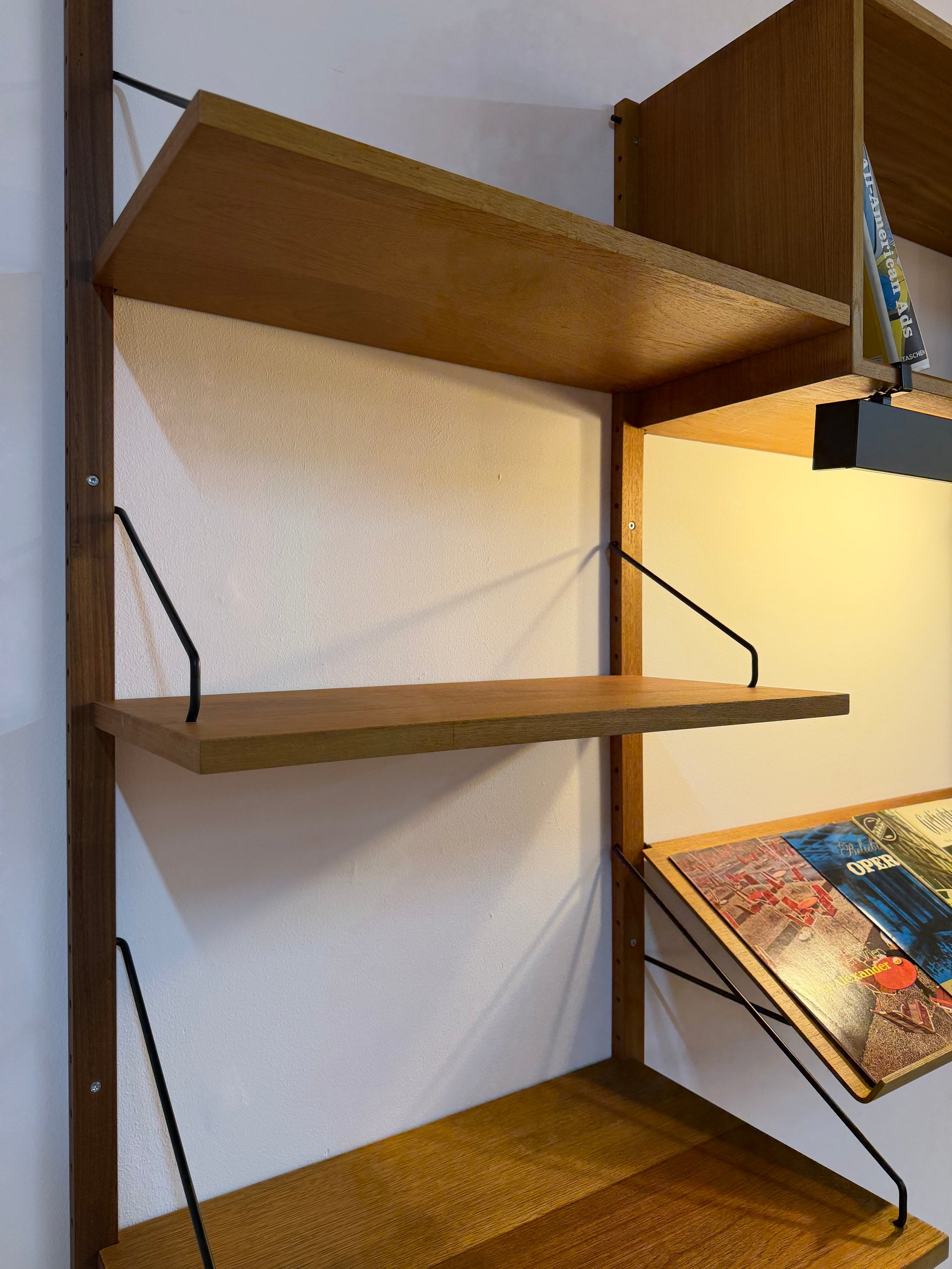 Wandregal Royal System Teak mit Lampe von Poul Cadovius