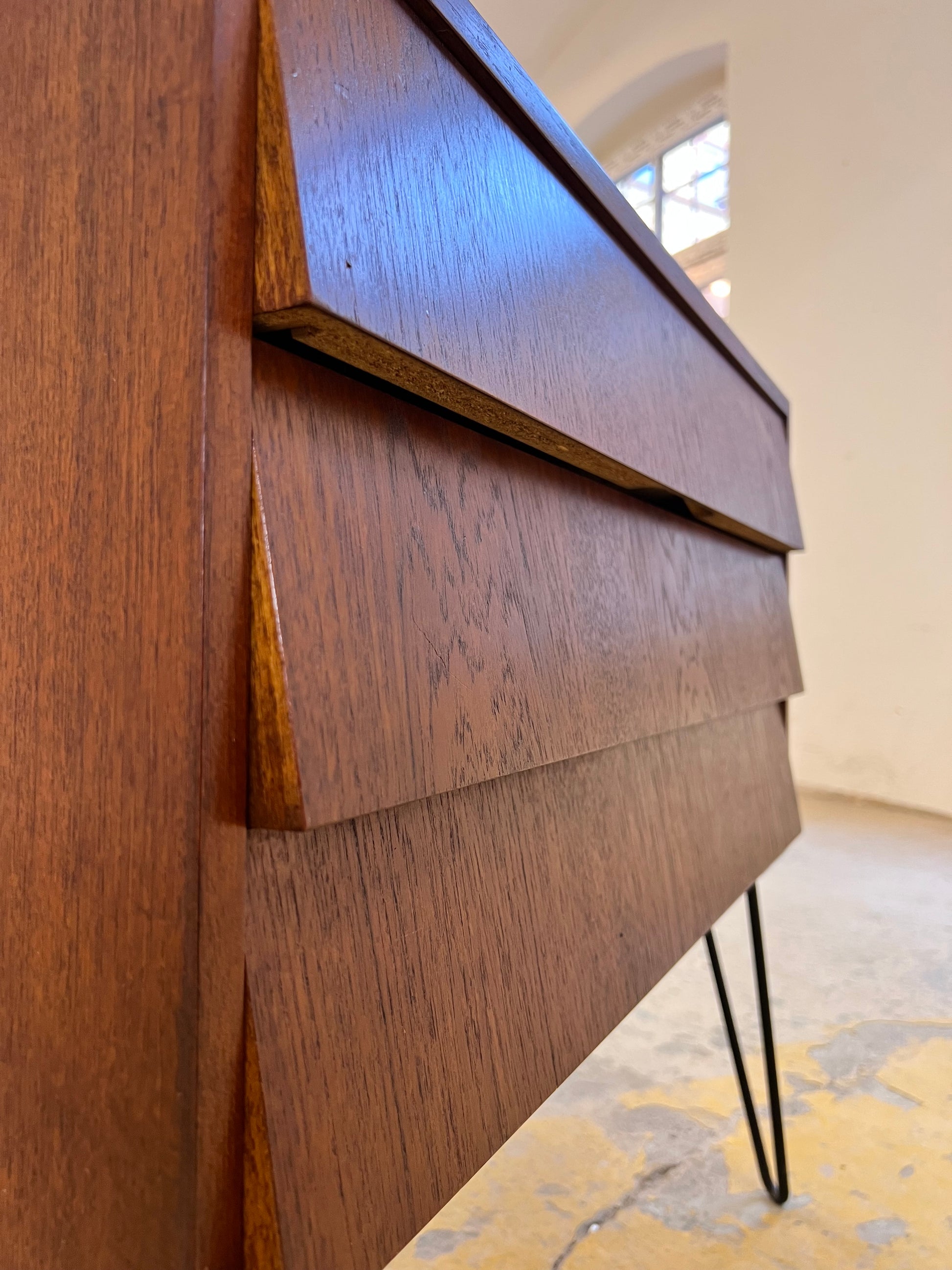 Kommode Nachtschrank Teak auf Hairpinlegs aus Dänemark