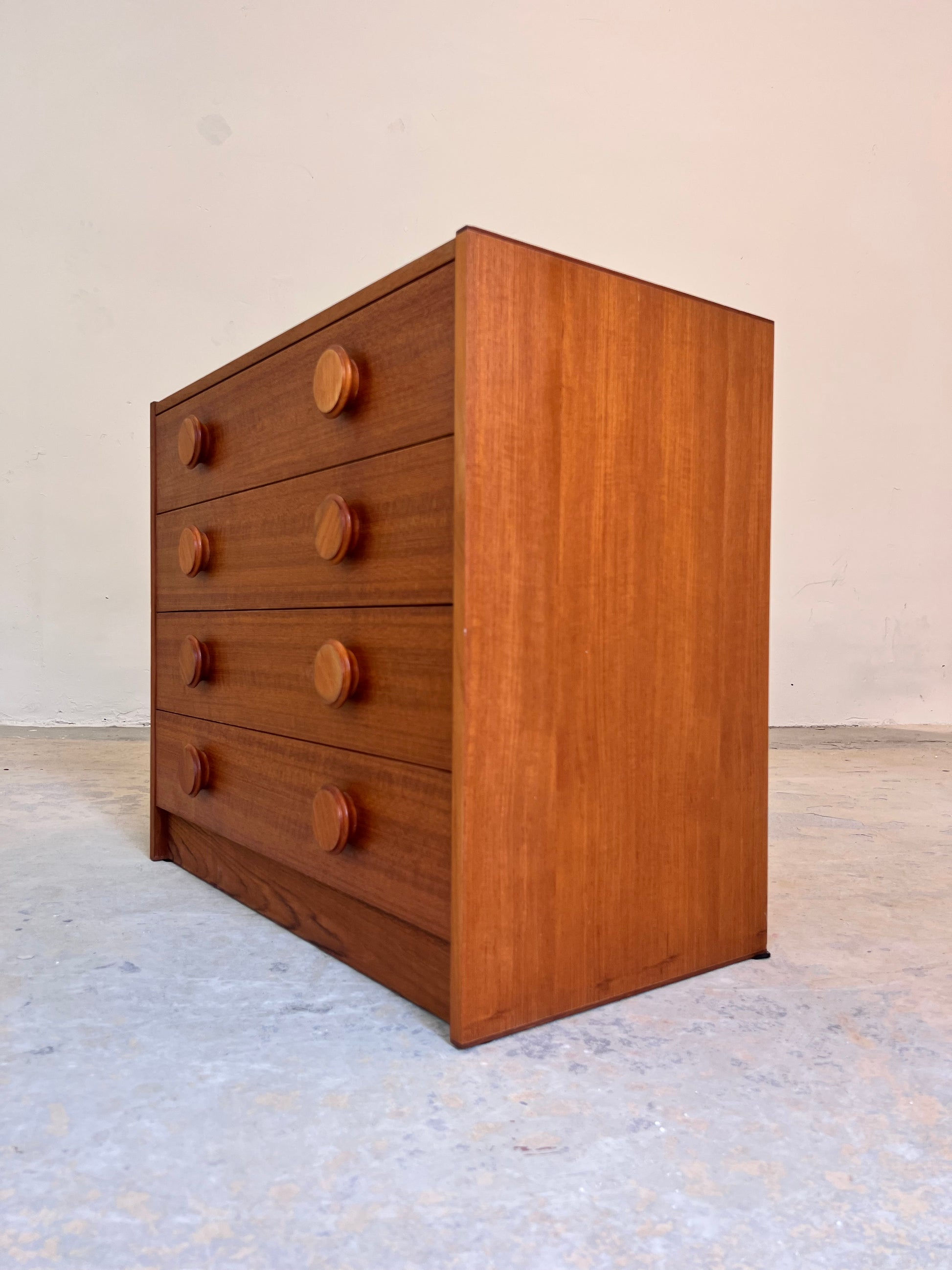 Kommode Teak mit runden Griffen aus Dänemark