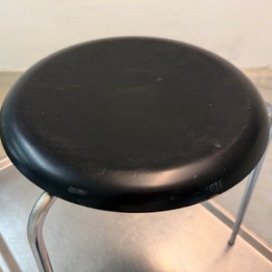 Tripod Dot Hocker schwarz Chrom von Arne Jacobsen für Fritz Hansen