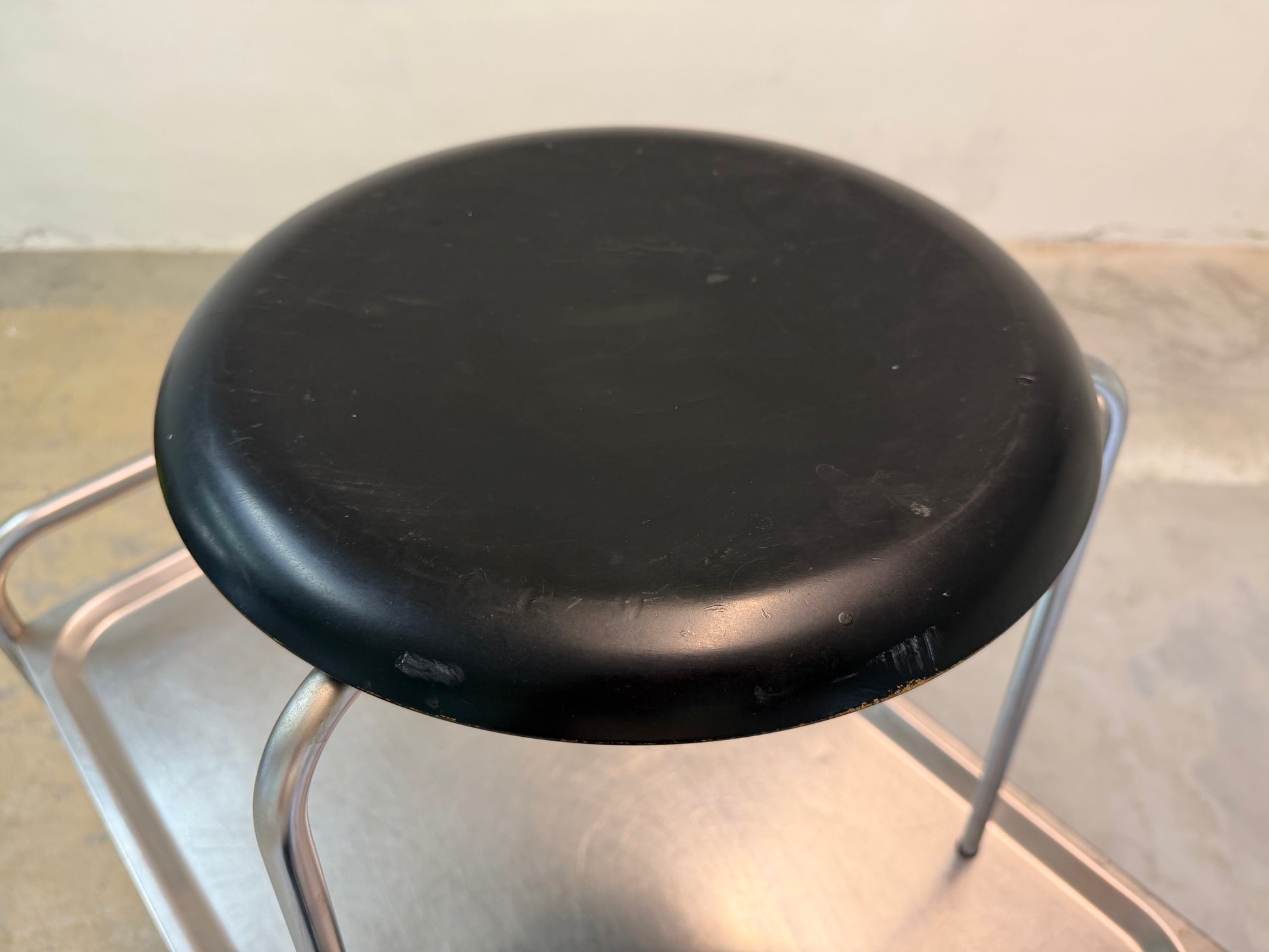 Tripod Dot Hocker schwarz Chrom von Arne Jacobsen für Fritz Hansen